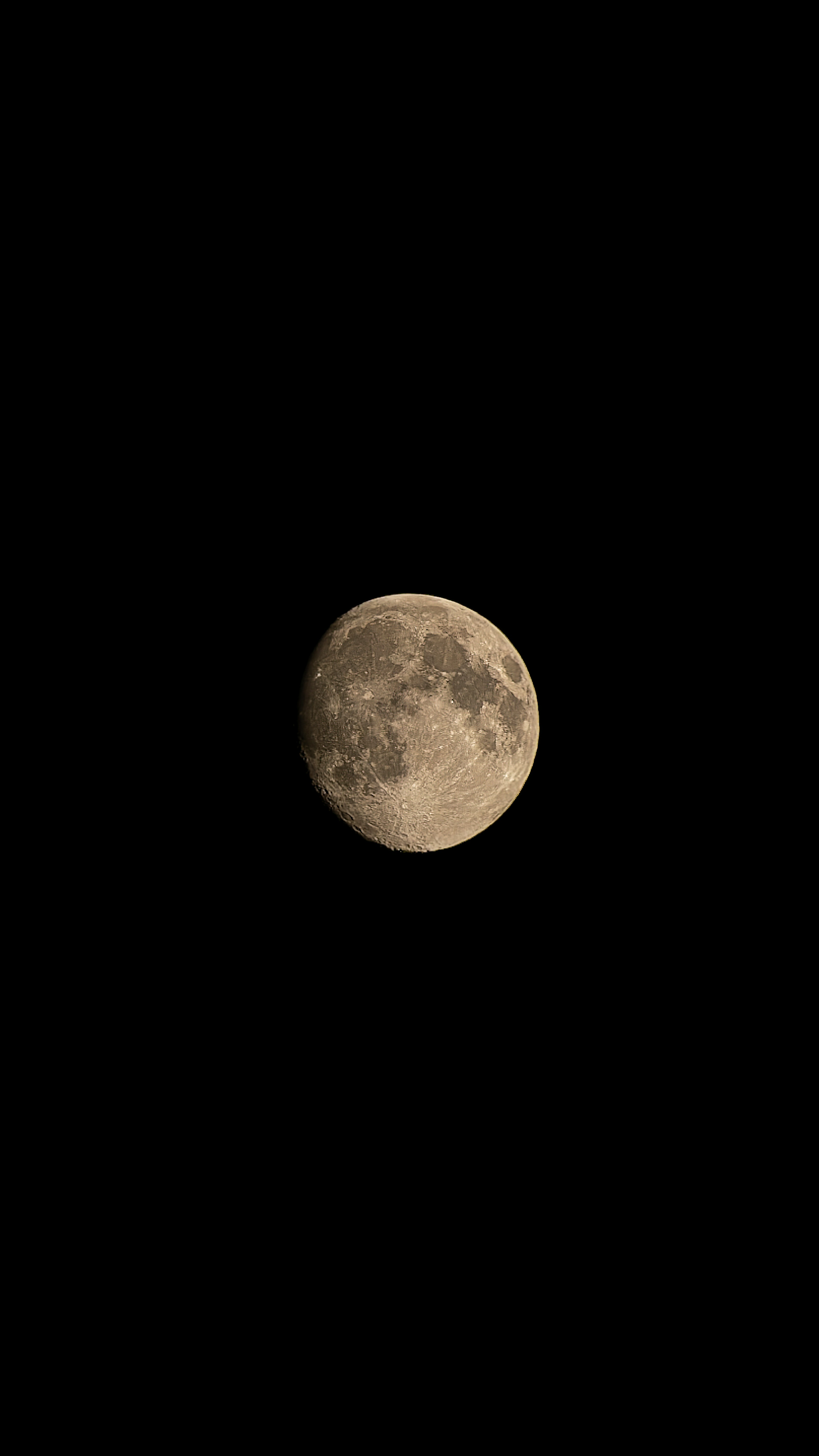 Primo piano di una luna piena con crateri e mari lunari visibili