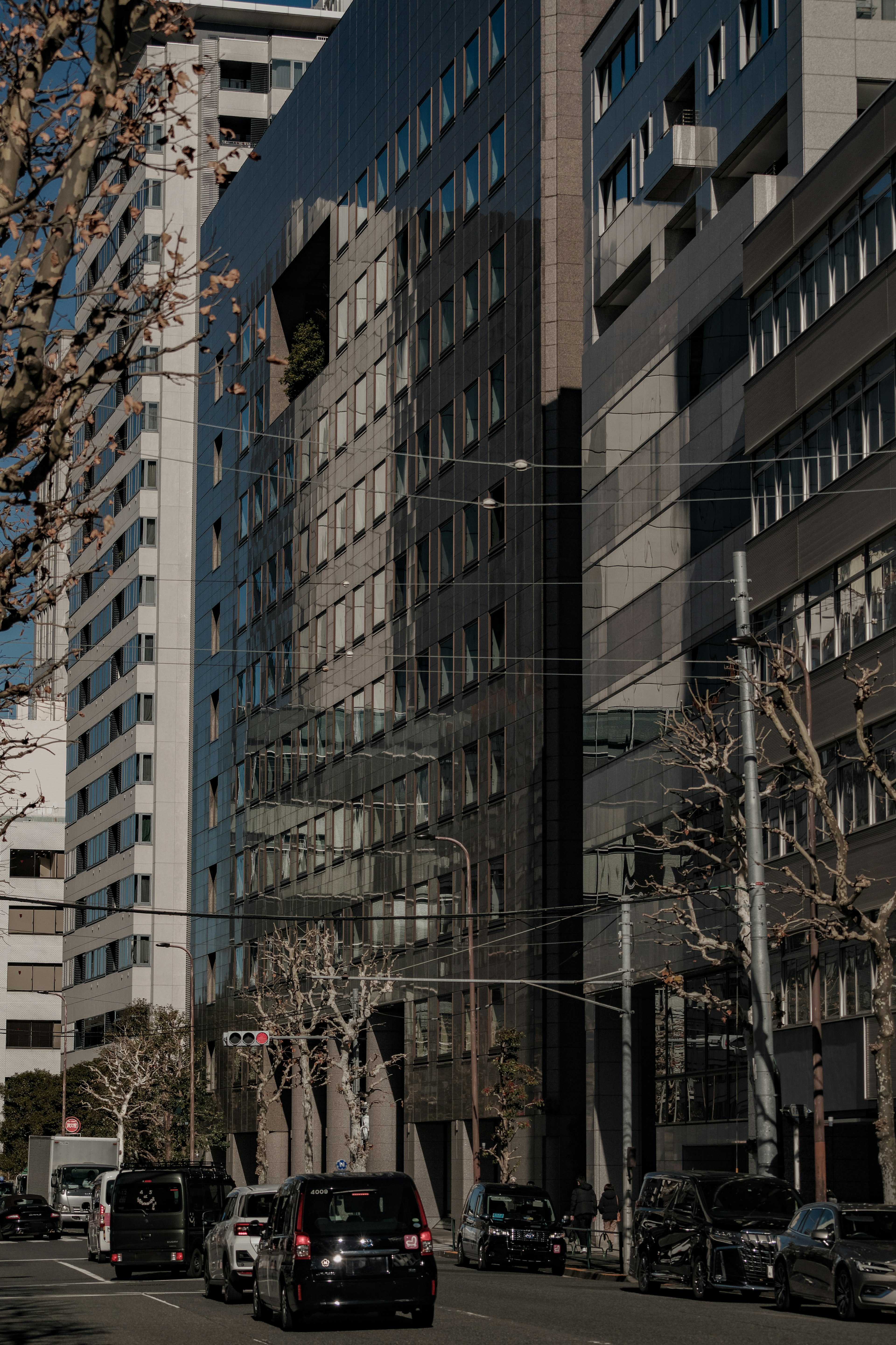 Moderne Stadtstraße mit Glasgebäuden und vorbeifahrenden Autos