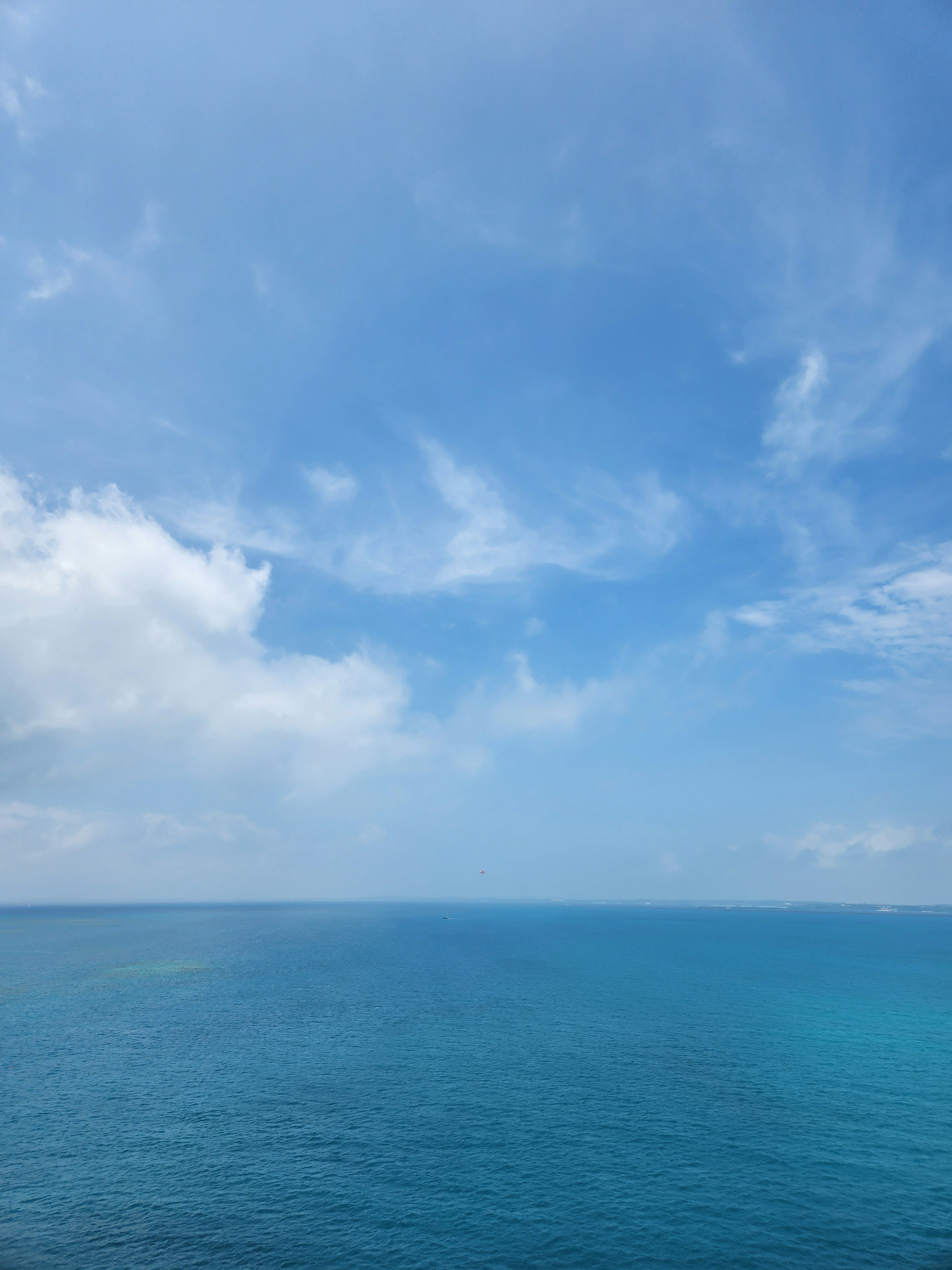 Vue expansive sur un océan et un ciel bleus