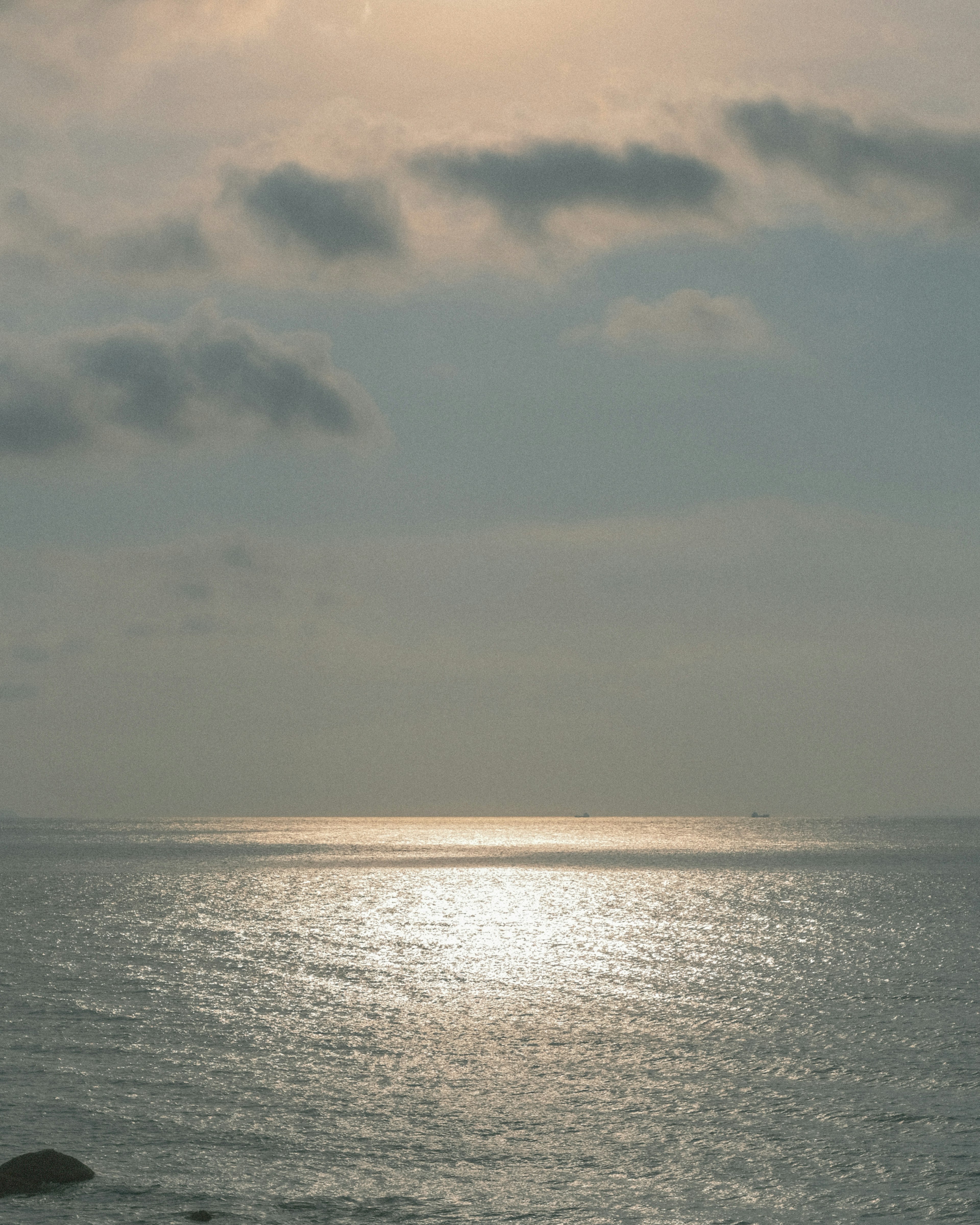 Vista serena dell'oceano con nuvole nel cielo