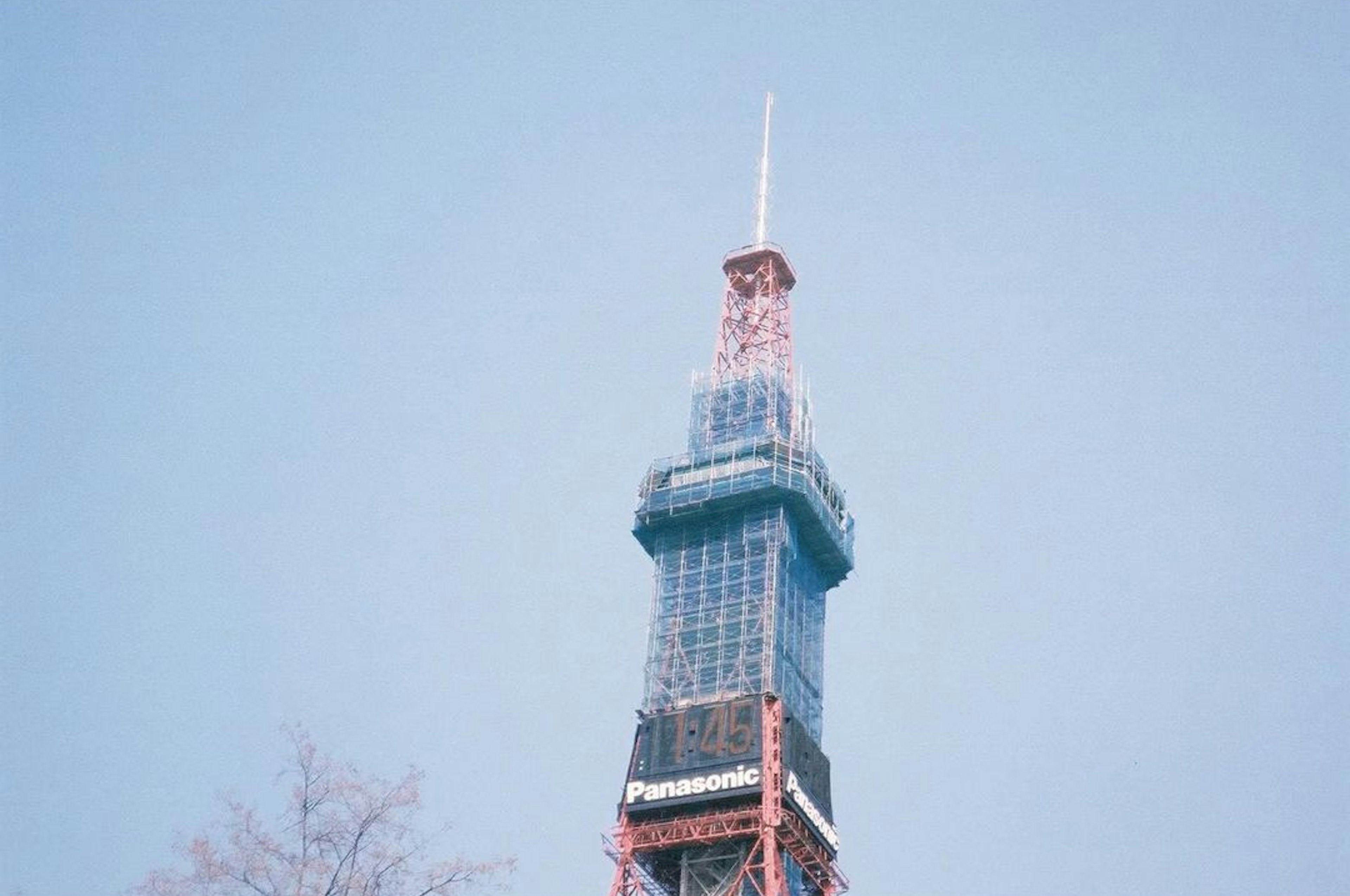 東京タワーの上部の建設中の部分が青空の背景に映える