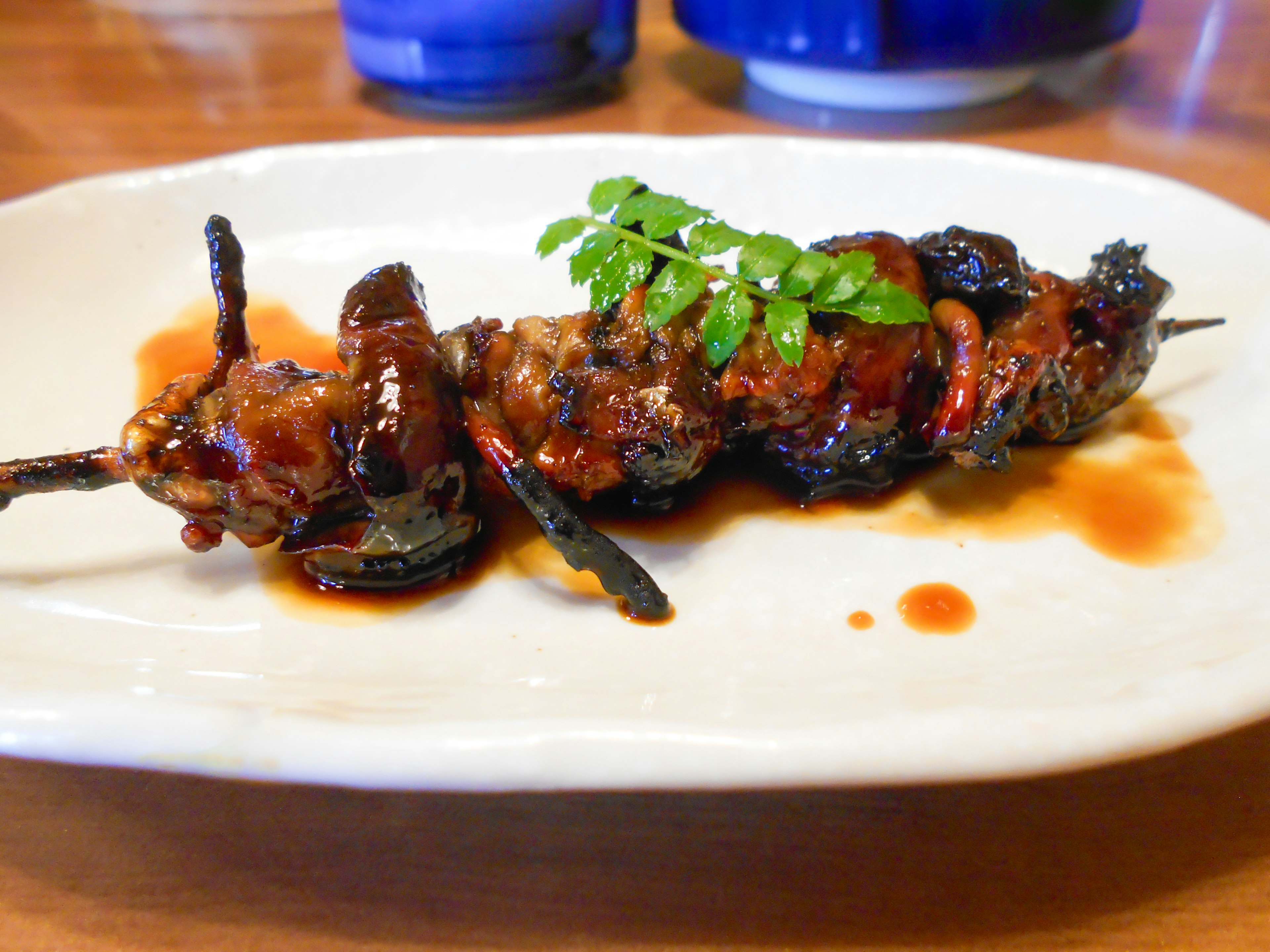 Hidangan tusuk sate panggang dengan daging dan rempah di piring