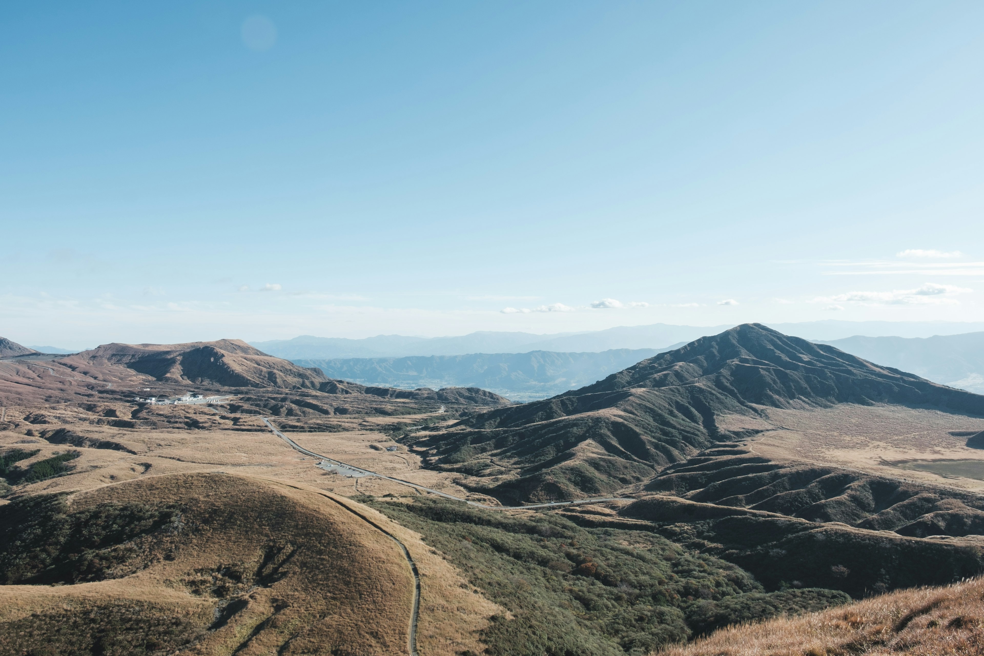 广阔的山地风景和蓝天全景