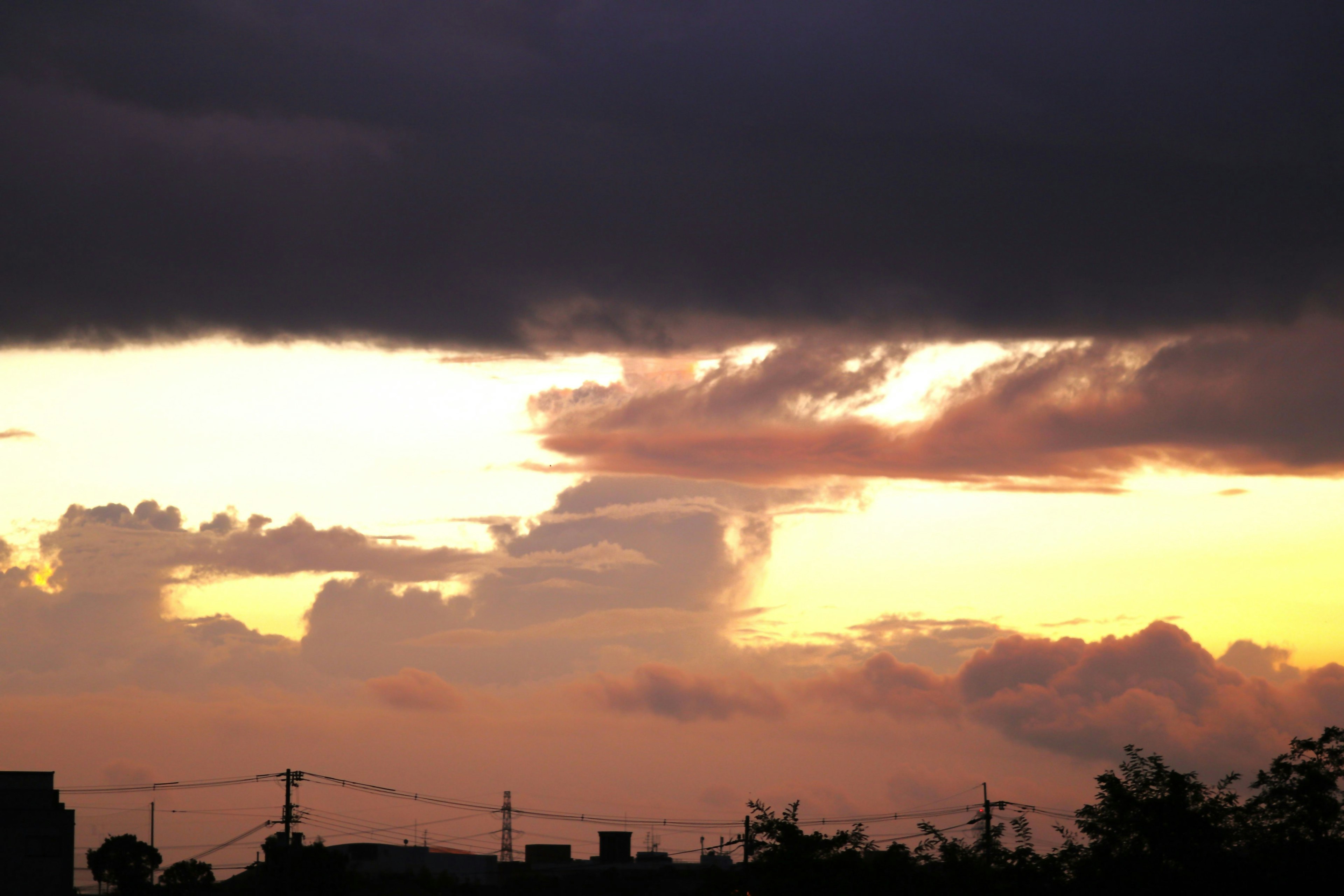 Ciel de coucher de soleil avec des nuages et des silhouettes