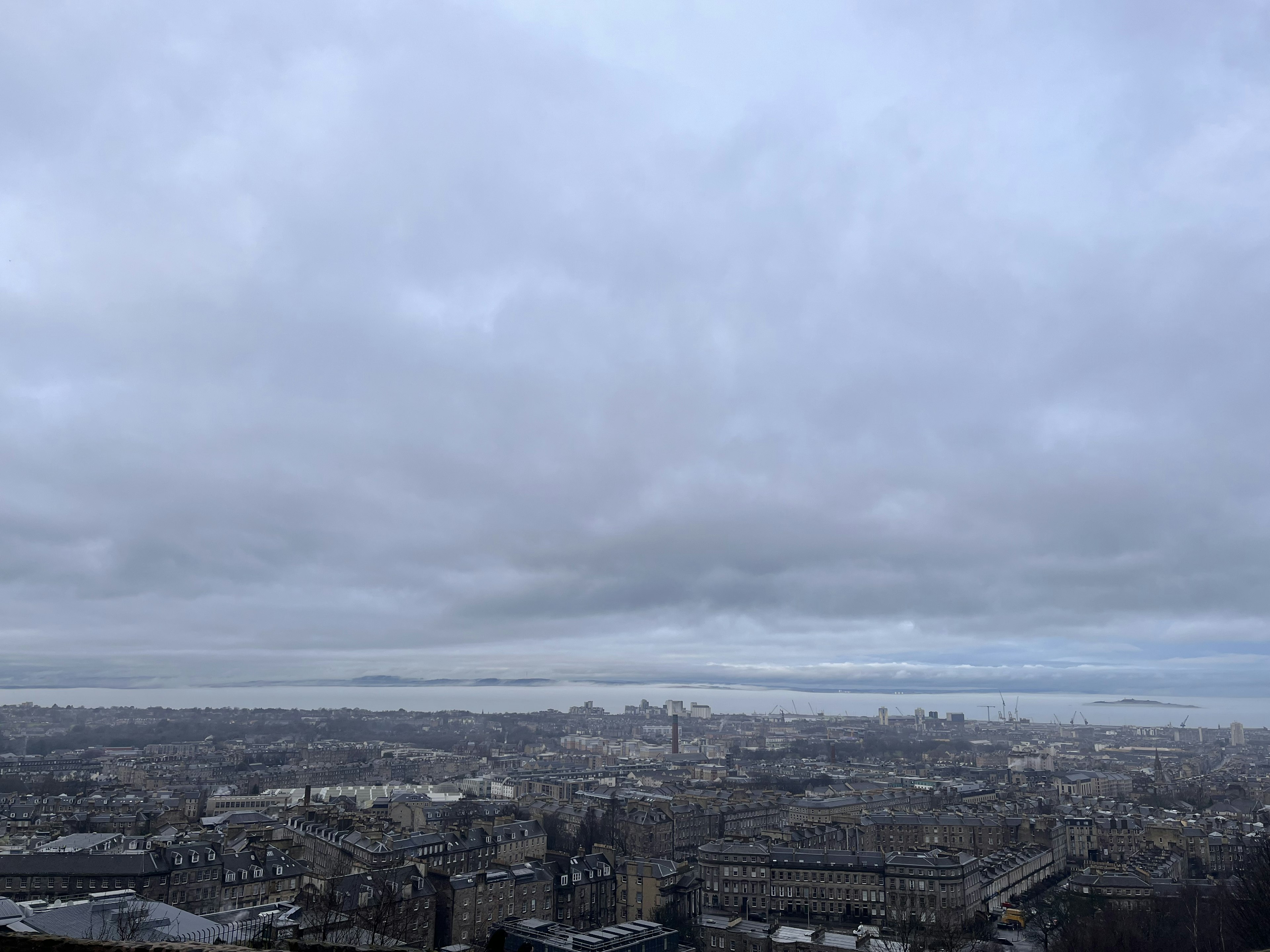 Vista nuvolosa di Parigi con un paesaggio urbano esteso