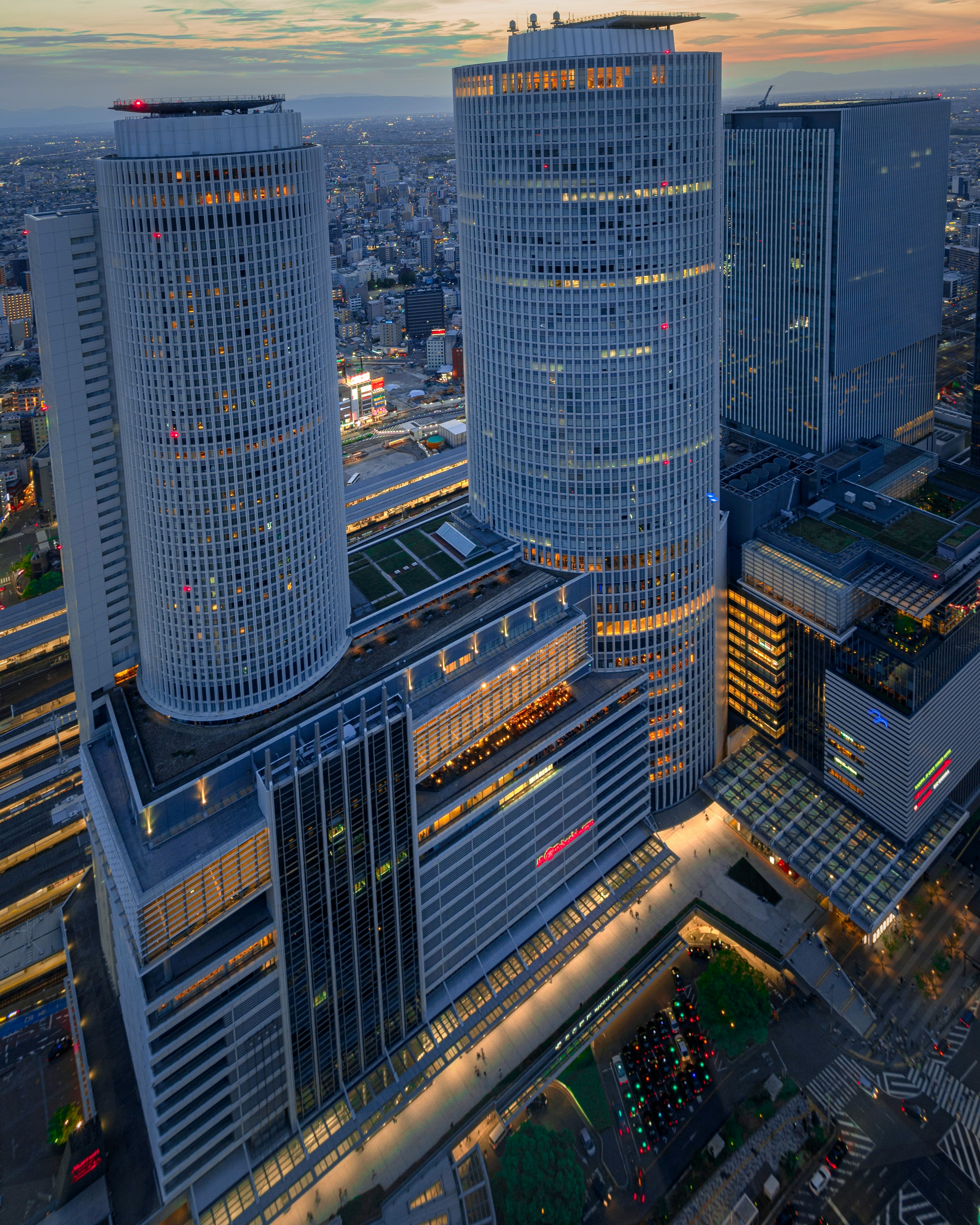 高層ビル群と夕暮れの都市景観