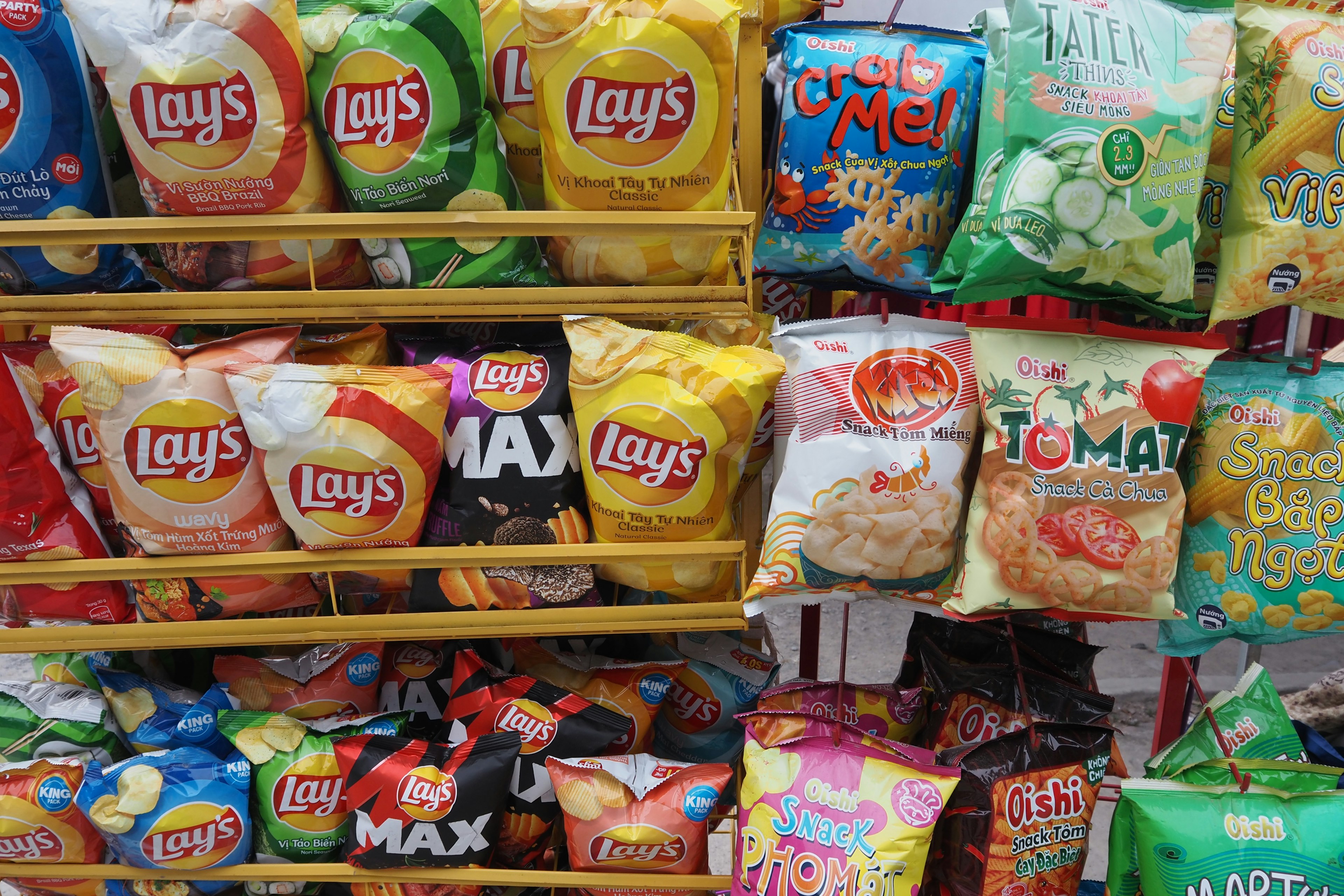 Image of a shelf displaying various brands of potato chips