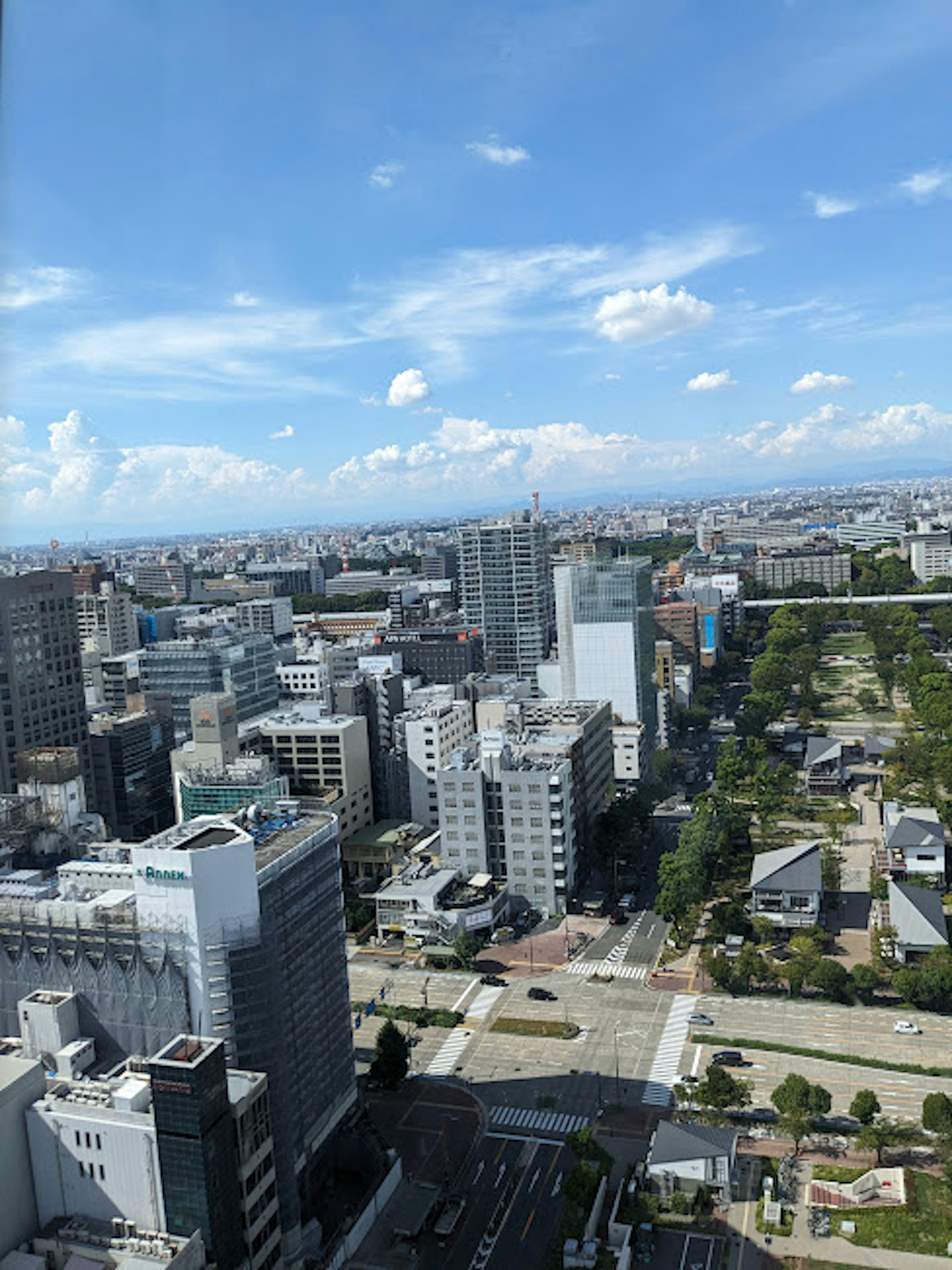 Horizonte de la ciudad con rascacielos y cielo azul claro