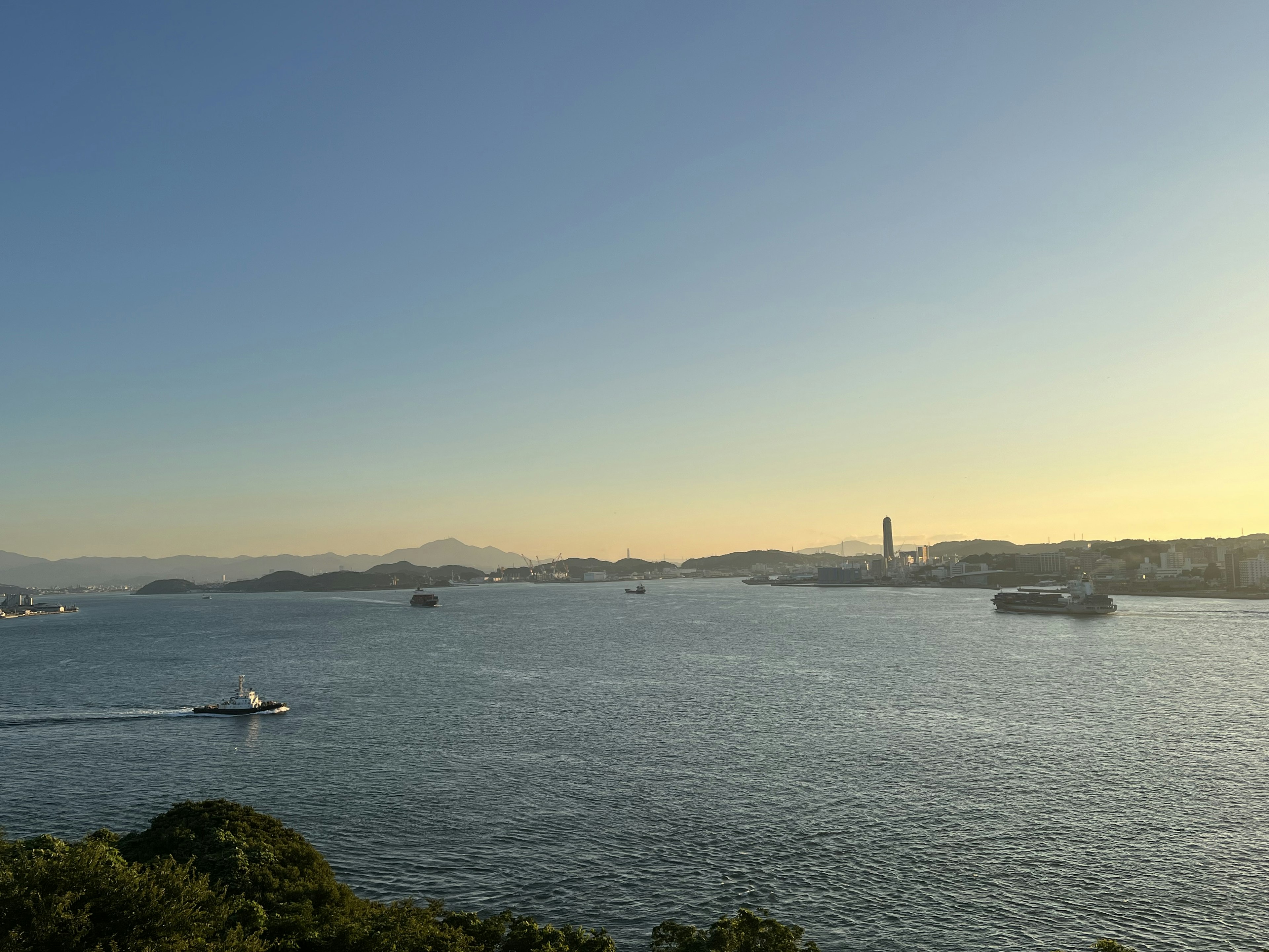 Vue panoramique de la mer avec des bateaux et des montagnes en arrière-plan