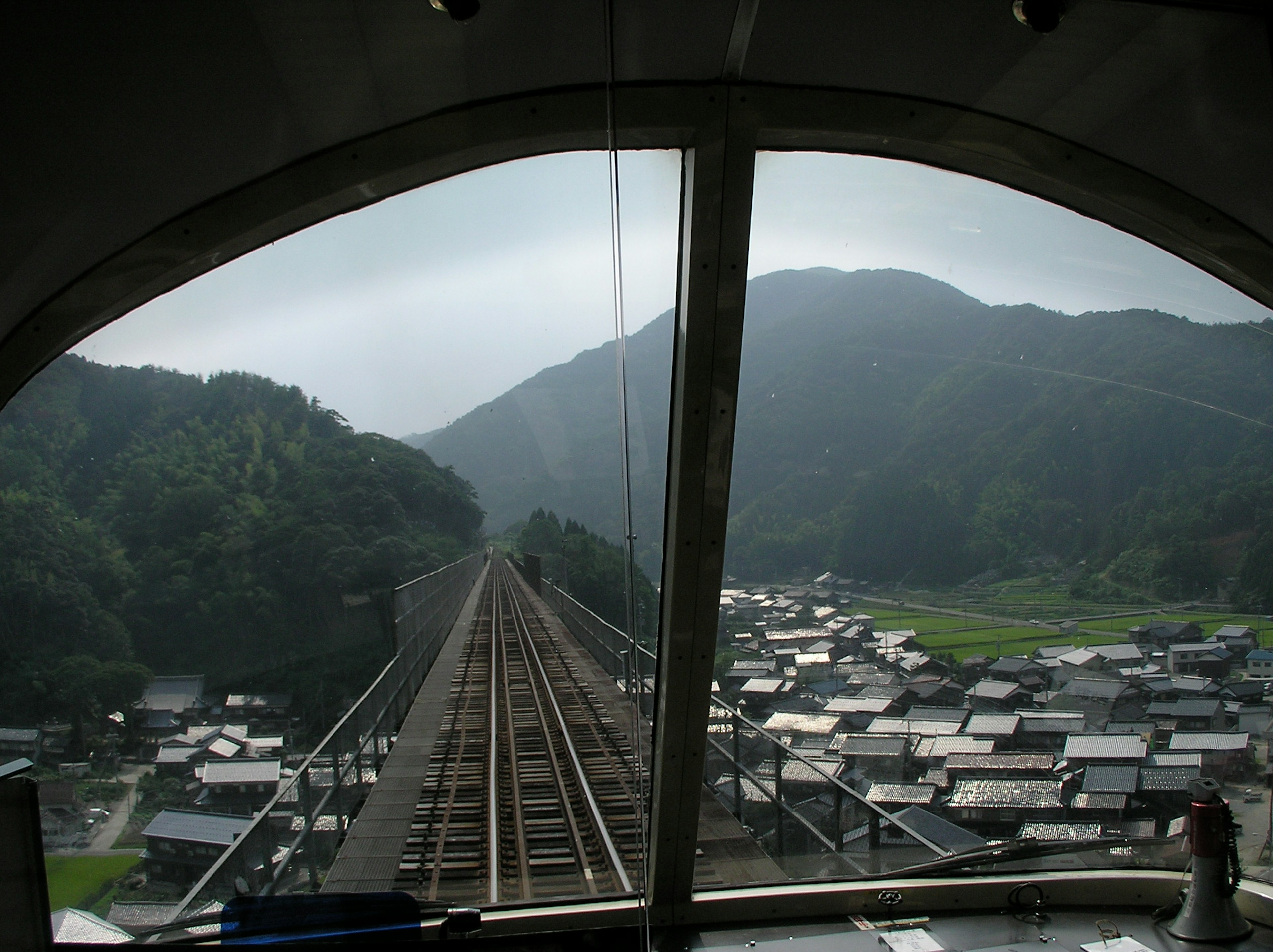 มุมมองจากห้องขับรถไฟที่มีภูมิทัศน์ภูเขา