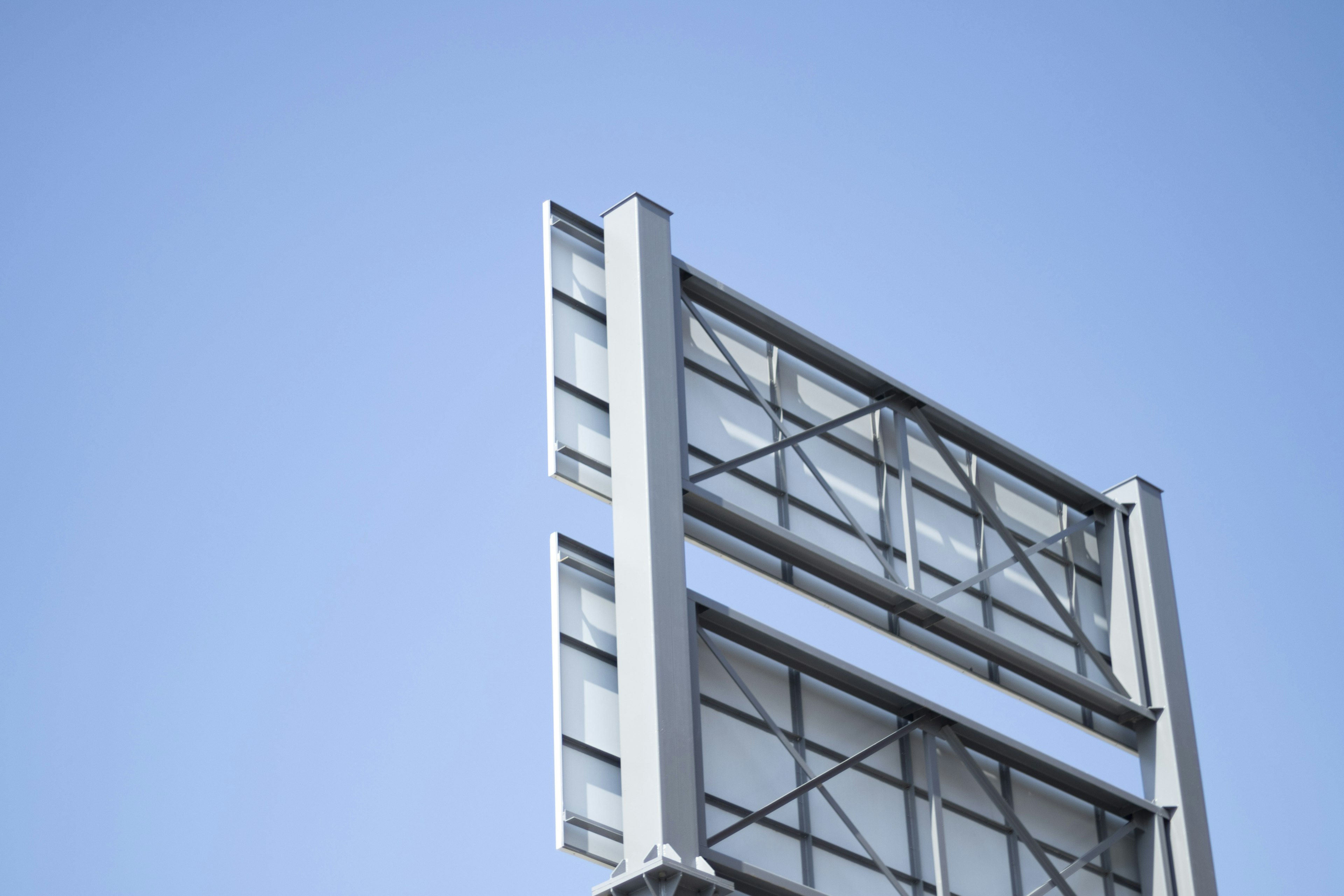 Structure de panneau métallique sous un ciel bleu