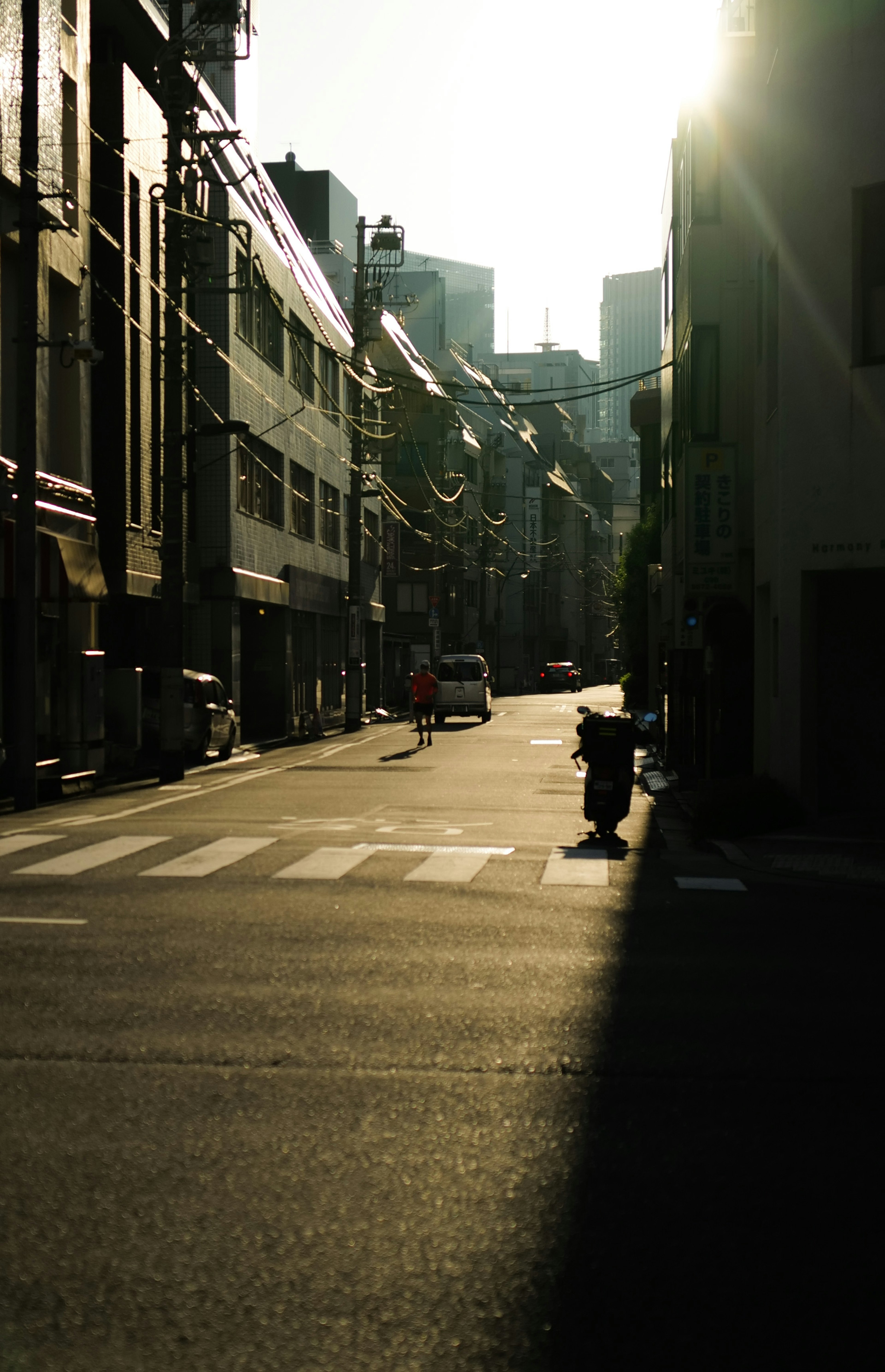 Ruhige Straße mit Sonnenlicht, das die Gebäude beleuchtet