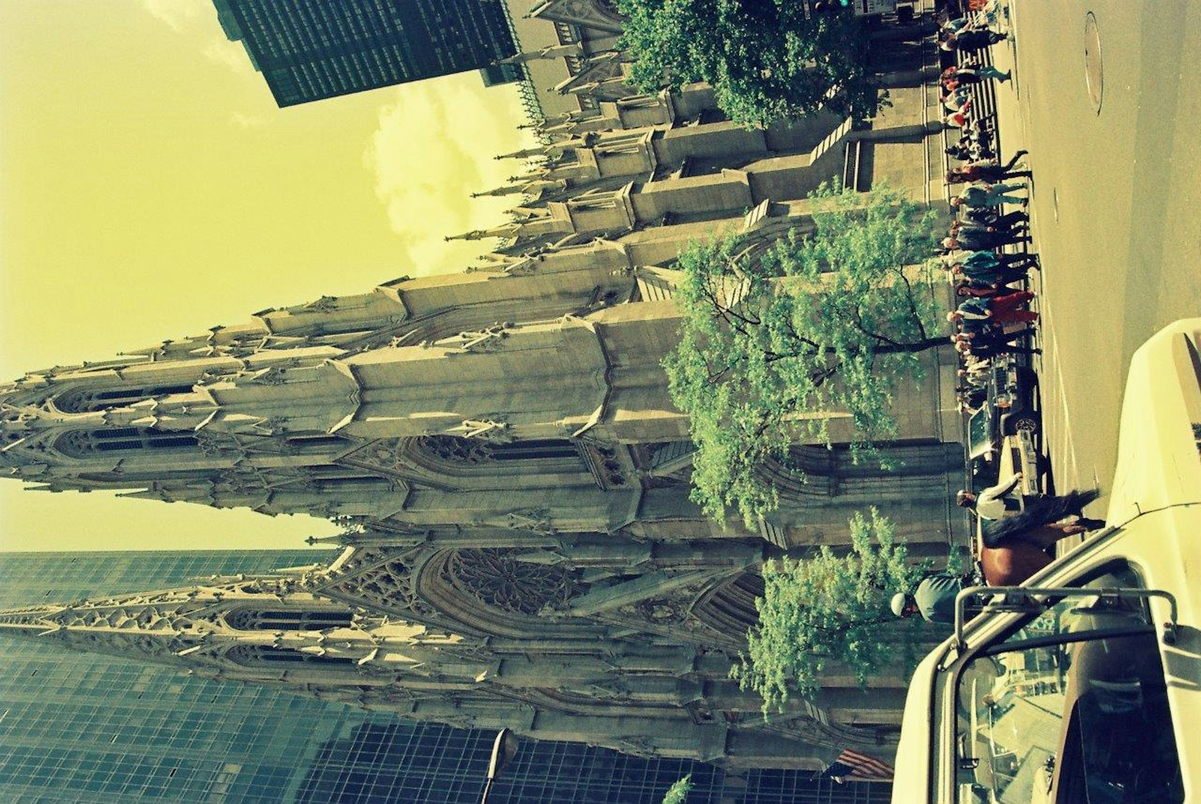 La façade majestueuse du Duomo de Milan avec des gratte-ciel modernes