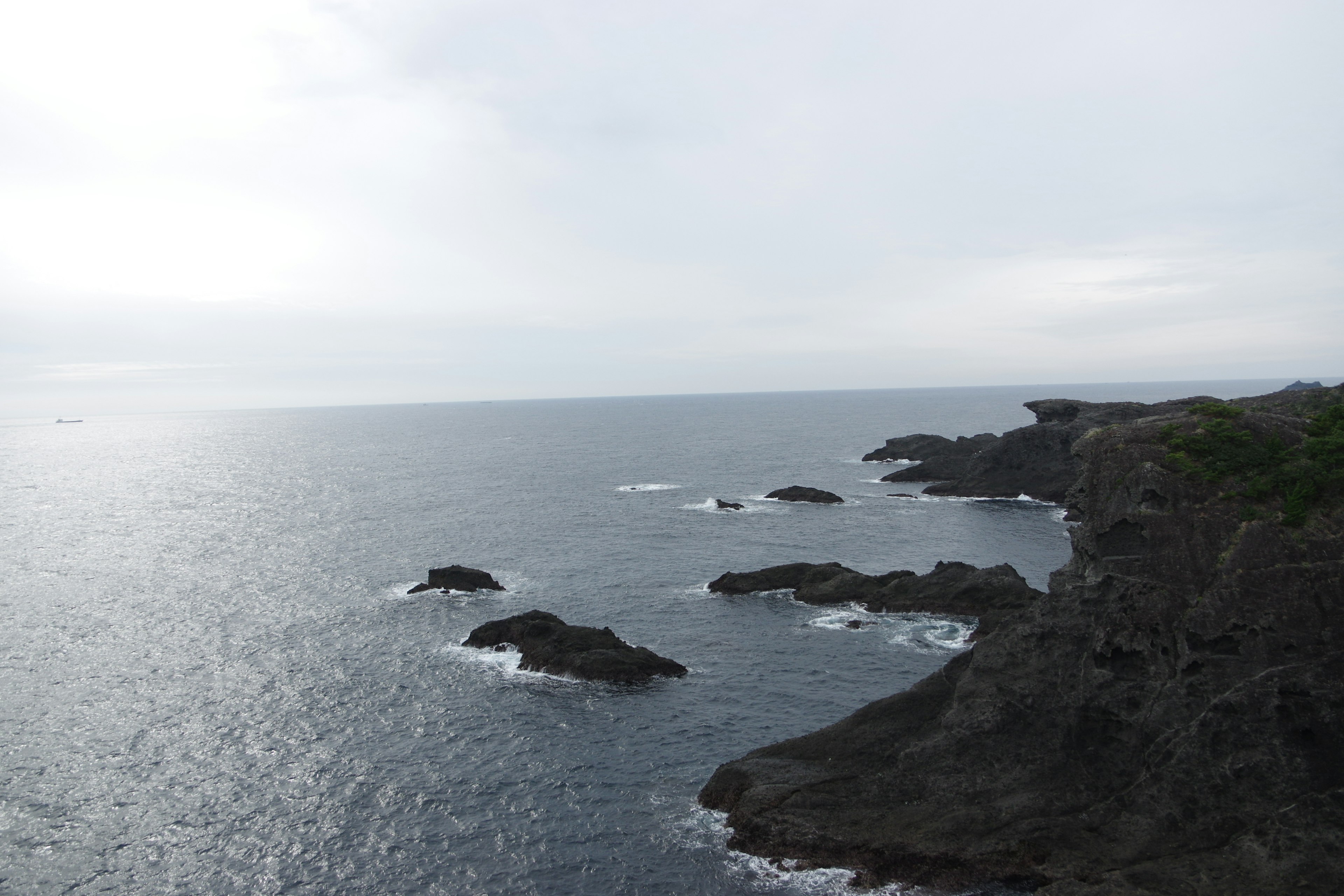 海浪拍打的岩石海岸風景