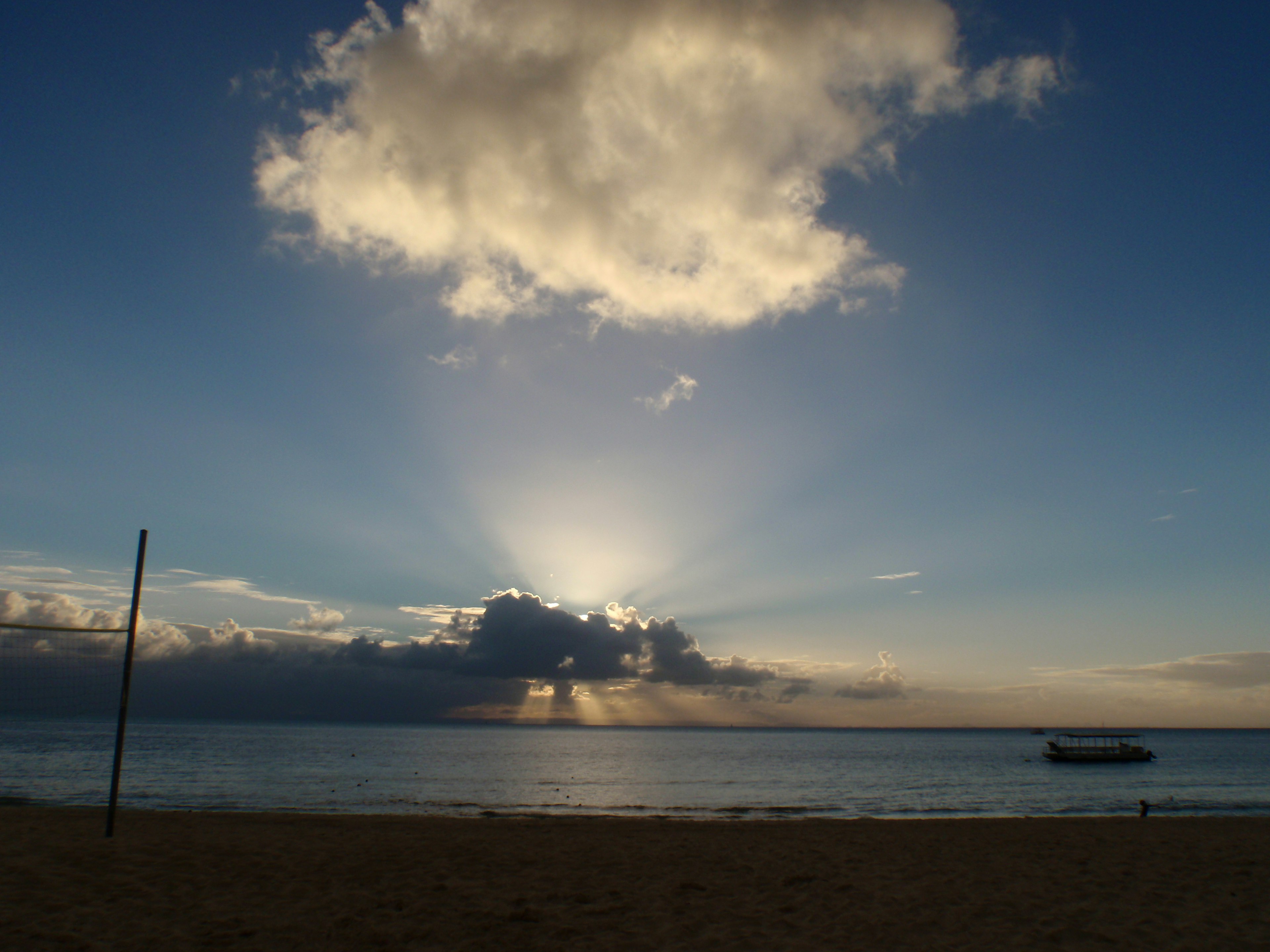 海辺の美しい夕焼けと雲の中からの光の放射