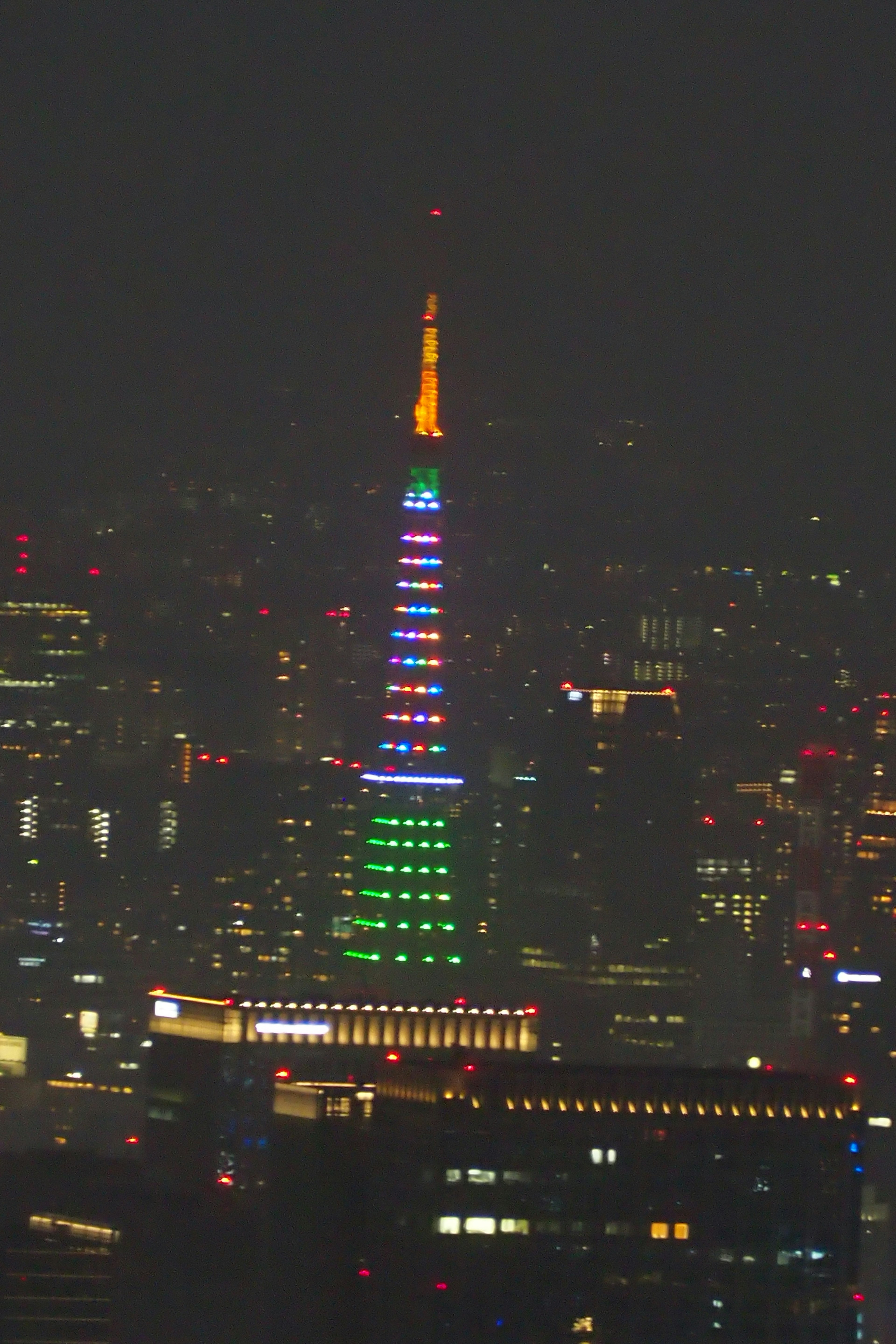 Tokyo Tower nachts beleuchtet mit bunten Lichtern