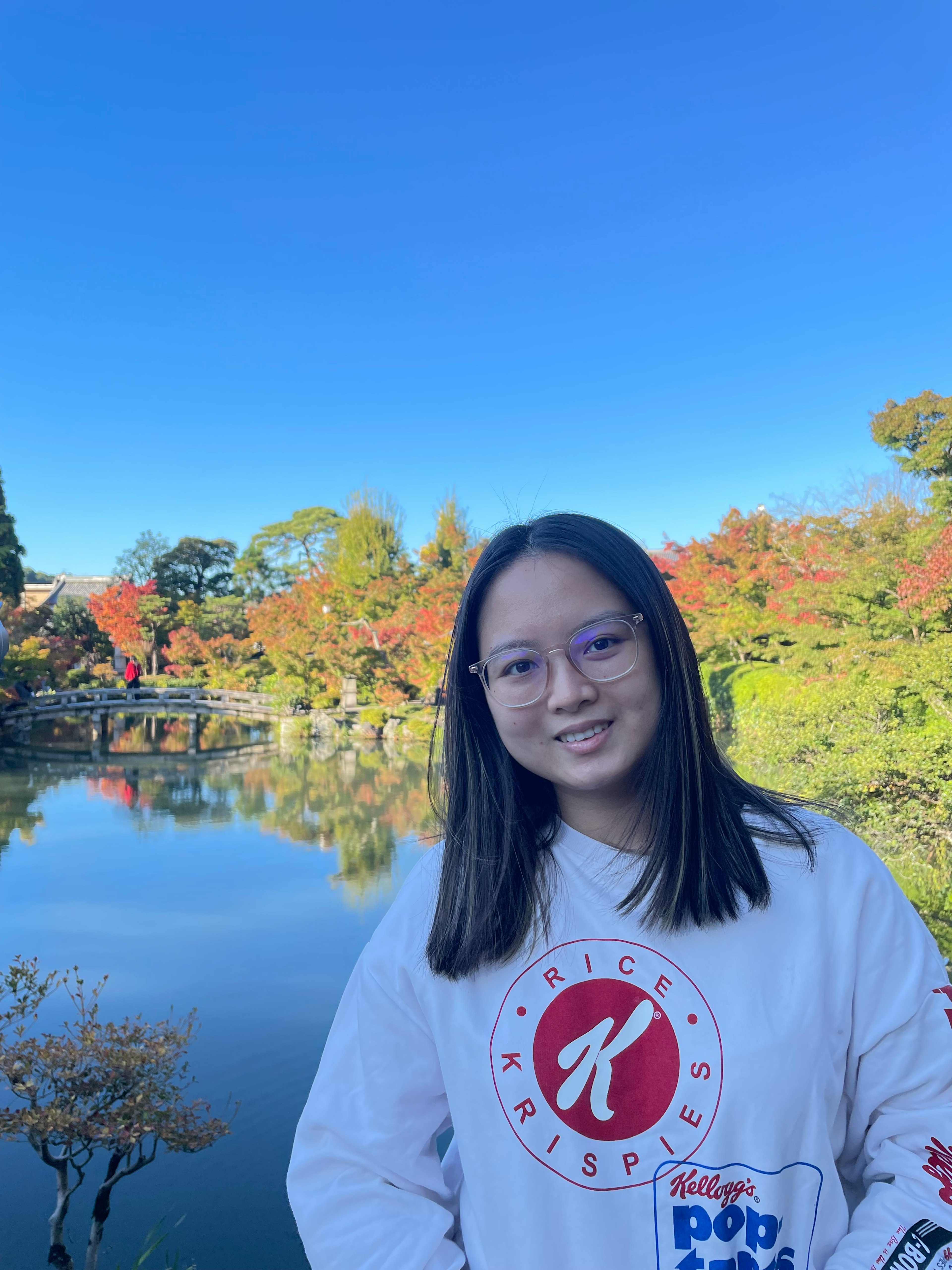 美しい庭園の池の前で微笑む女性のポートレート