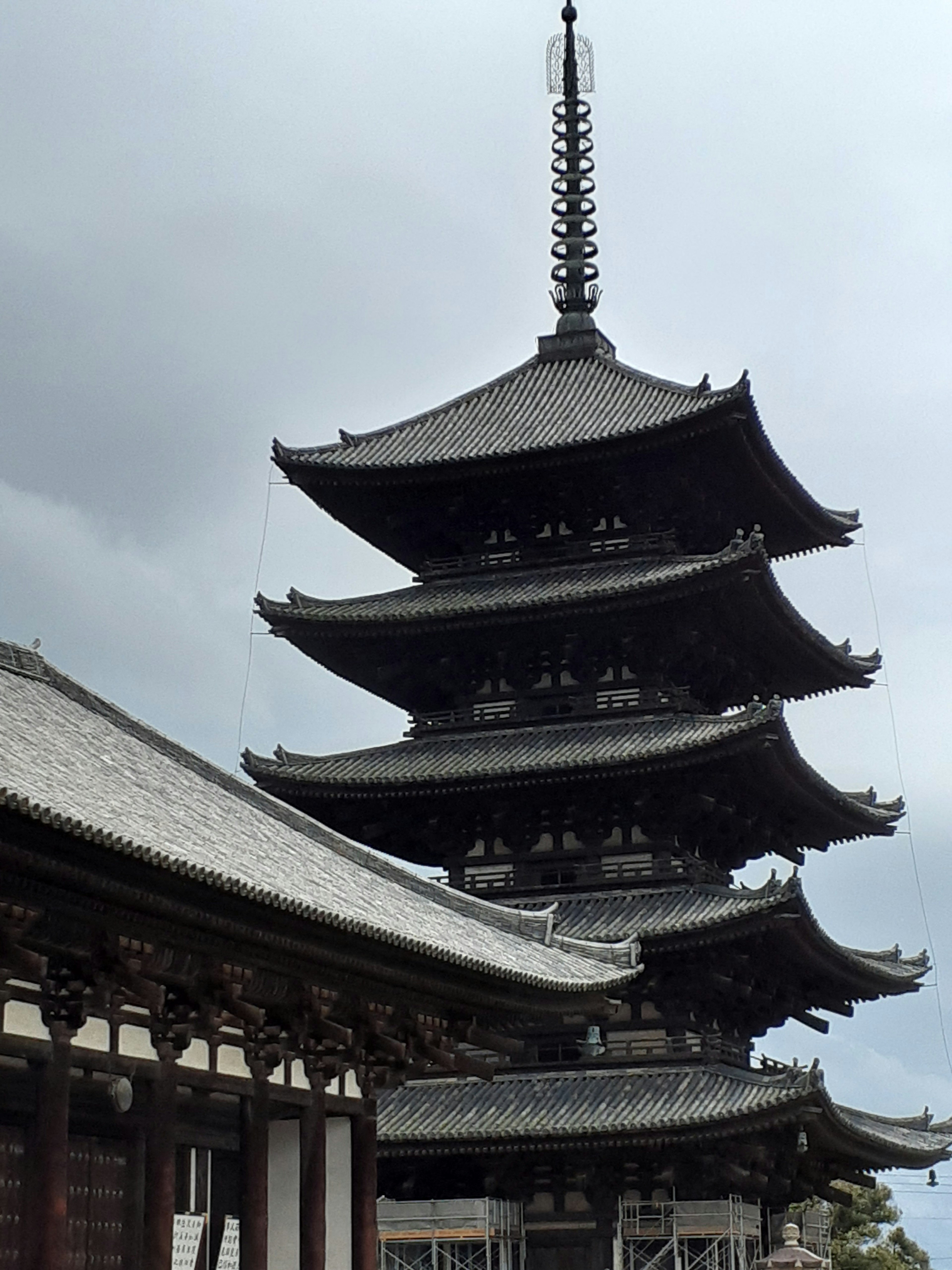 Pagode à cinq étages avec architecture traditionnelle