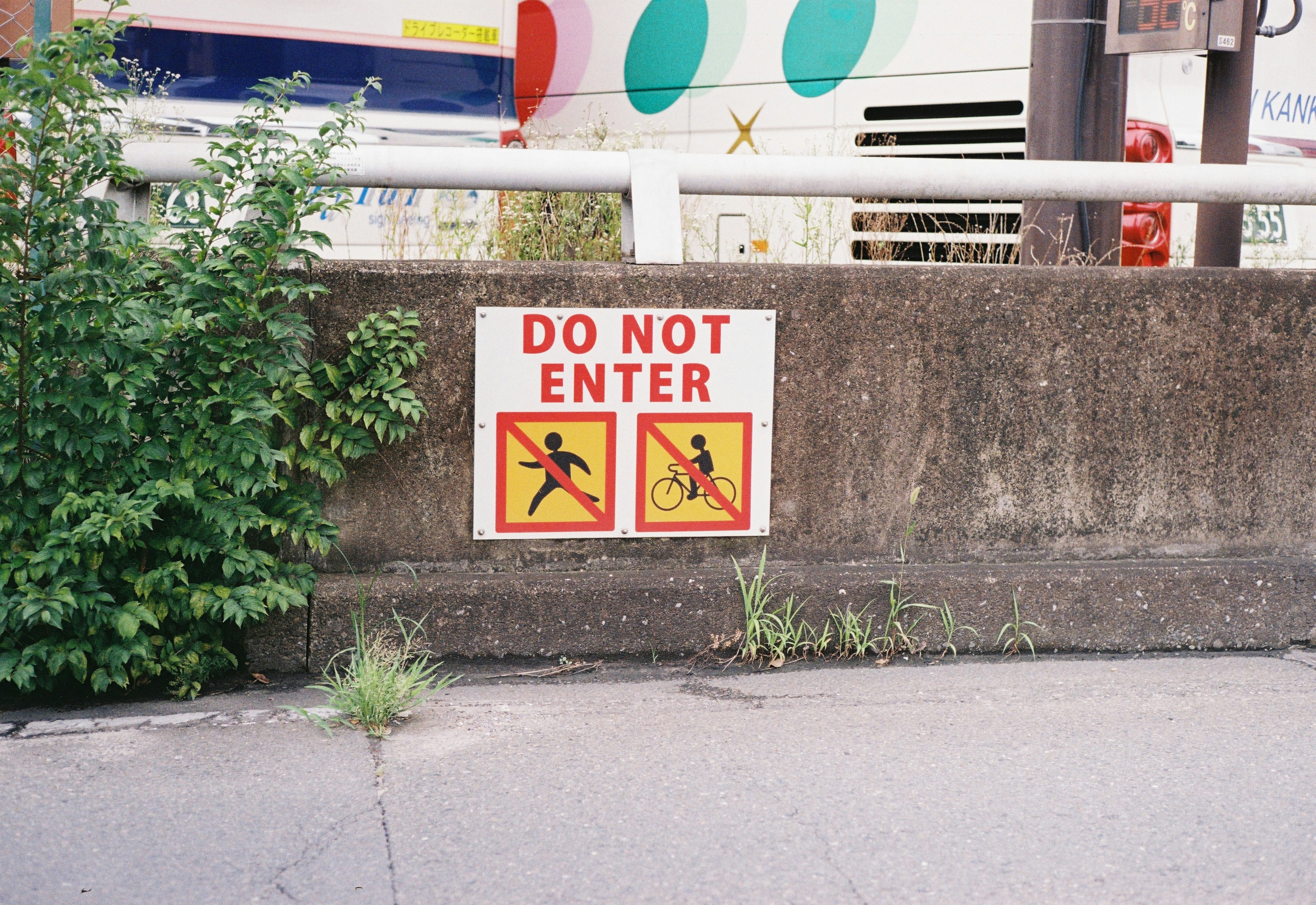 Betonschild mit Verbotsschild und Gras