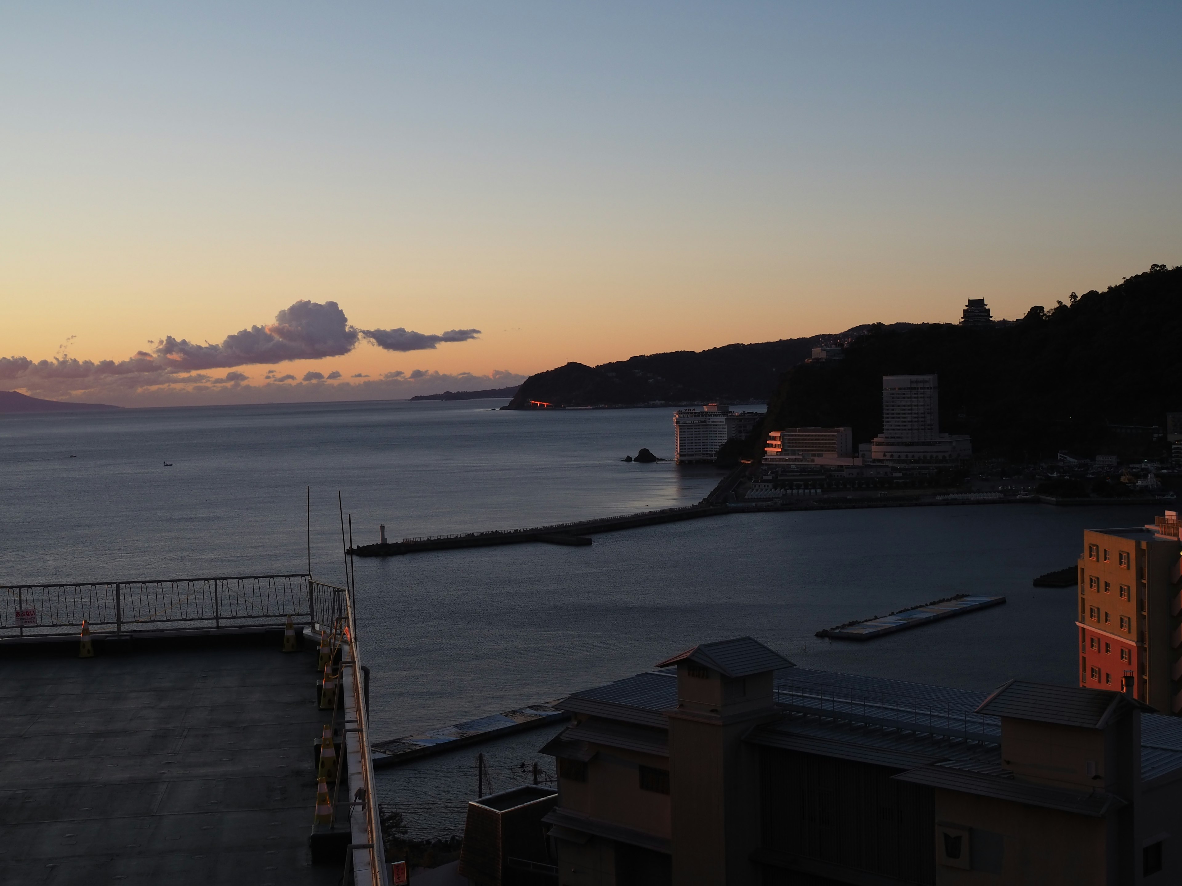 Vista del tramonto sul mare e il porto