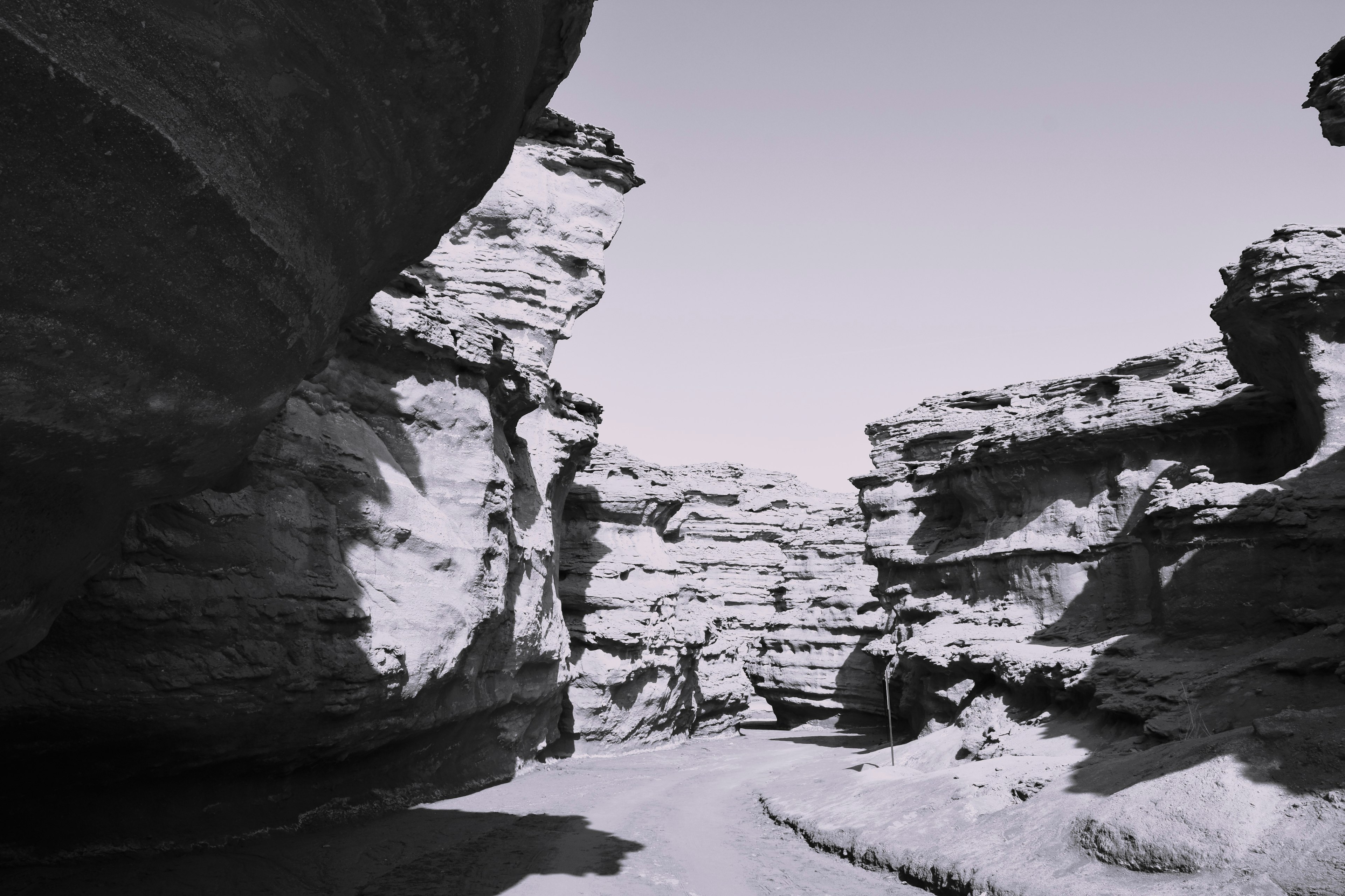 Paysage de canyon en noir et blanc avec des formations rocheuses