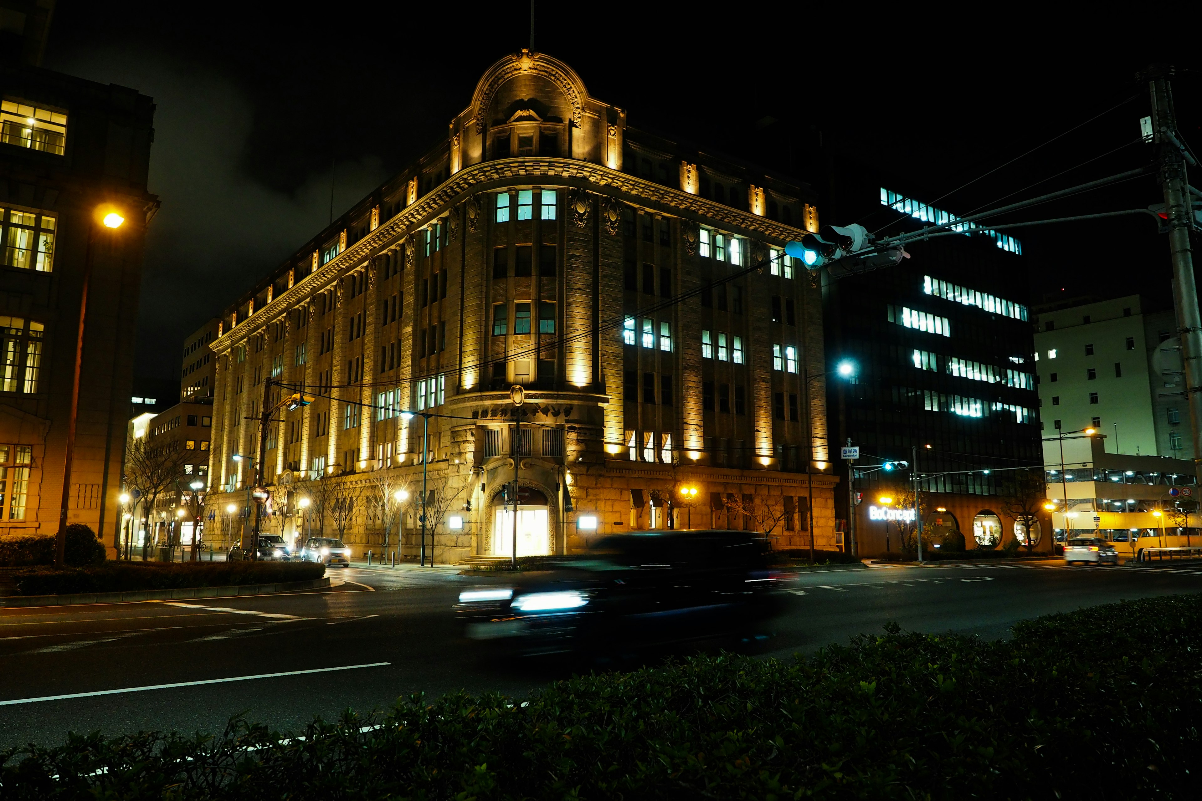 Bâtiment historique illuminé la nuit dans un paysage urbain