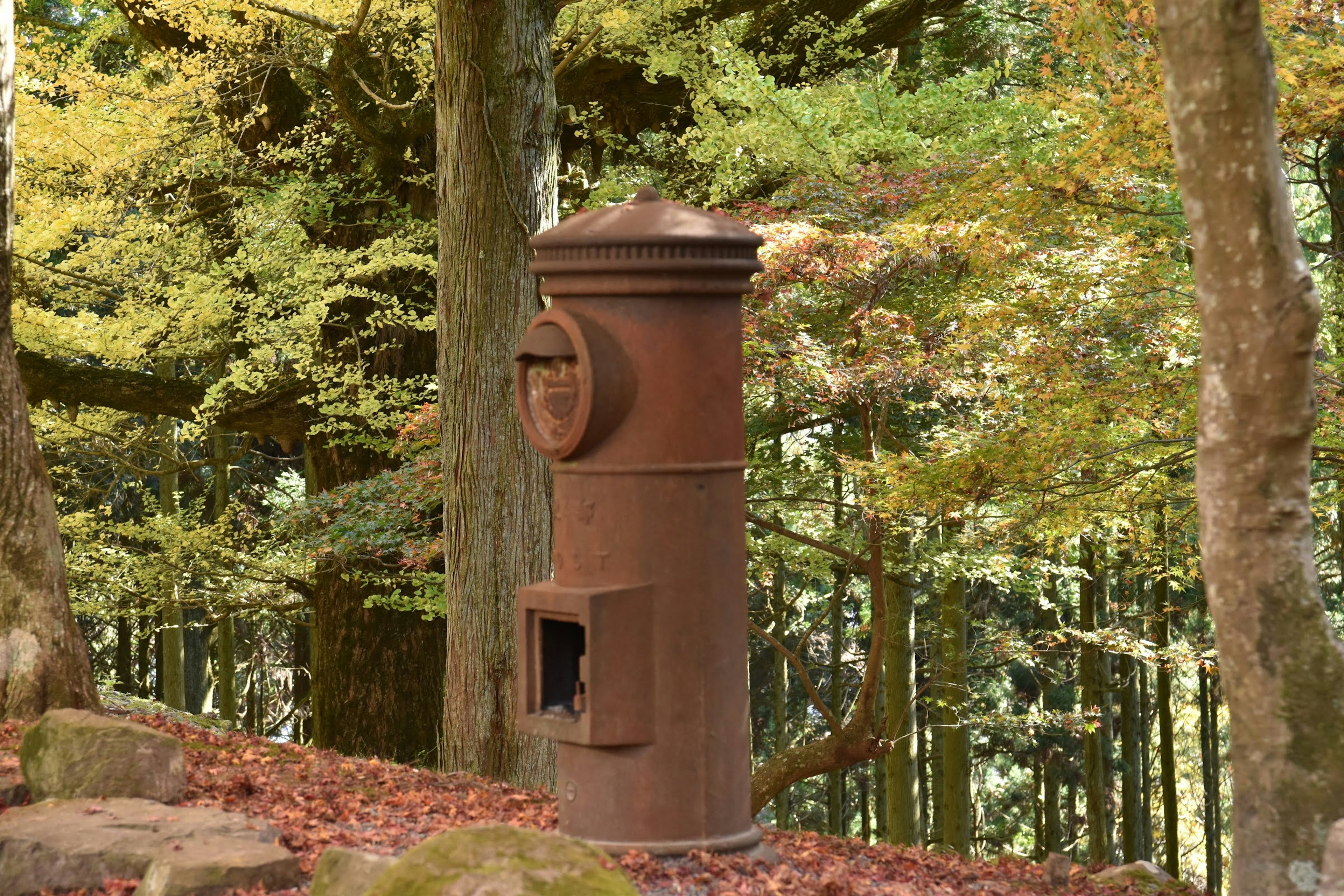 Antigua estufa marrón en un bosque de otoño