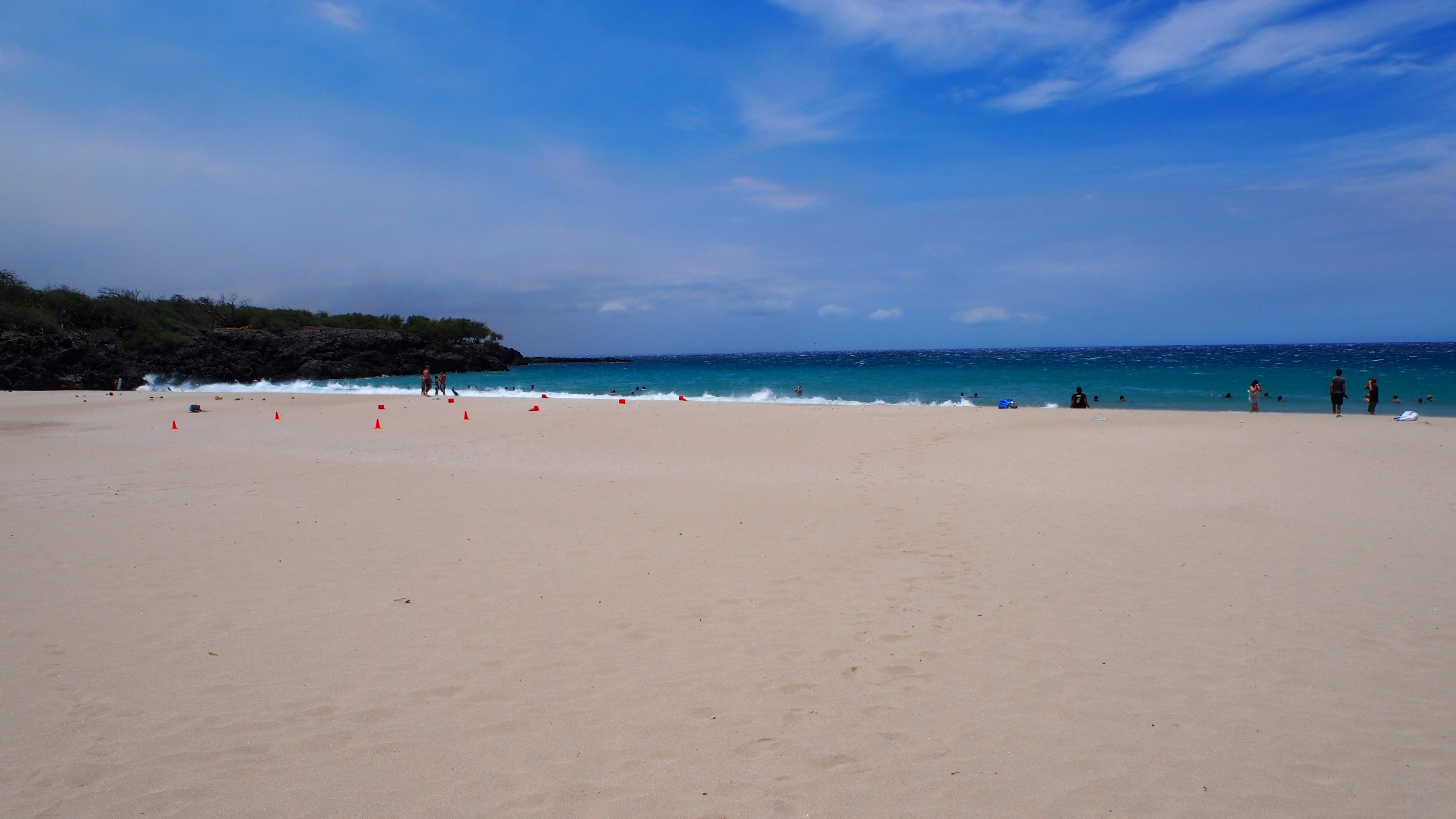 Scène de plage avec océan bleu et rivage de sable blanc