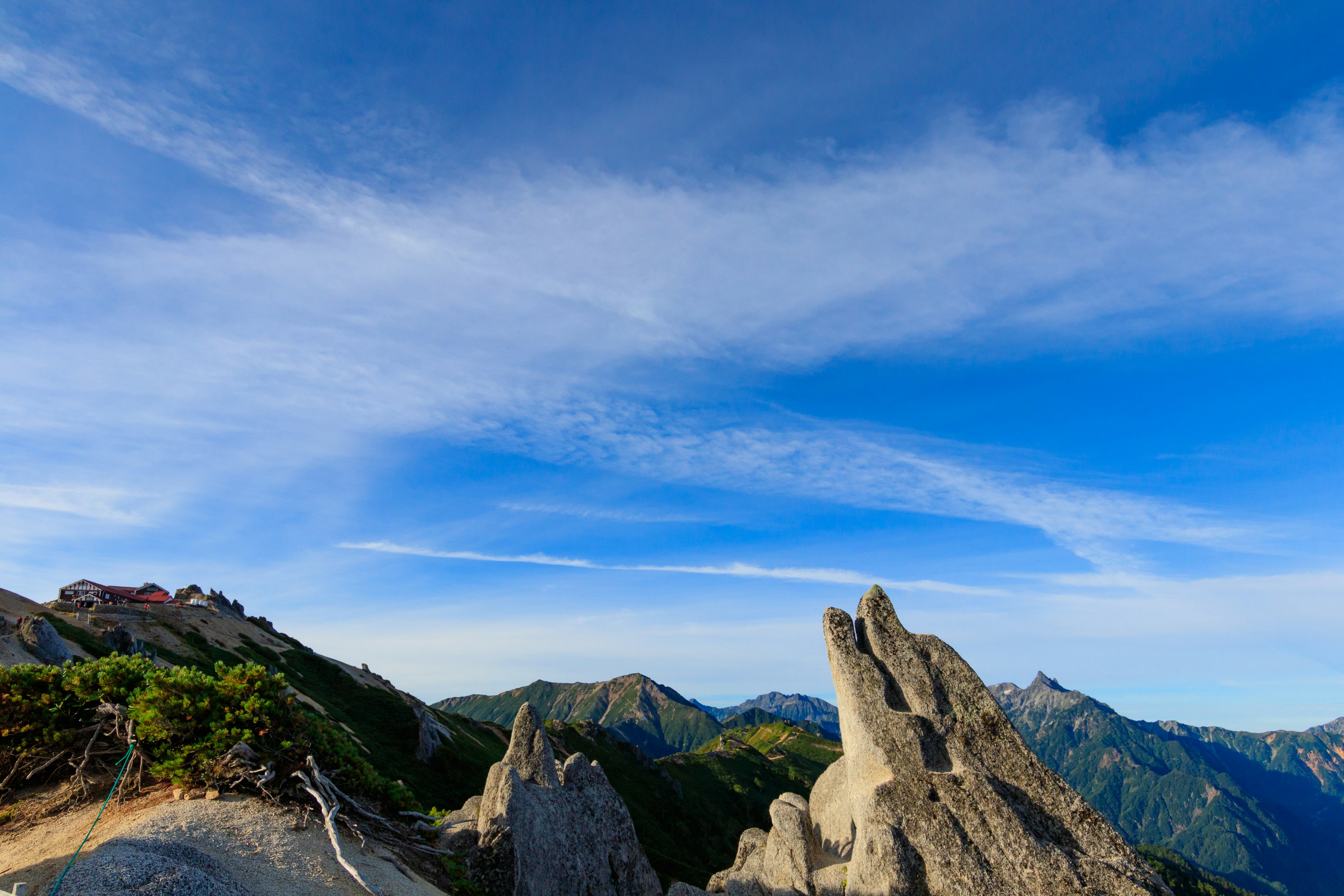 Panoramablick auf Berge unter einem blauen Himmel mit markanten Felsformationen