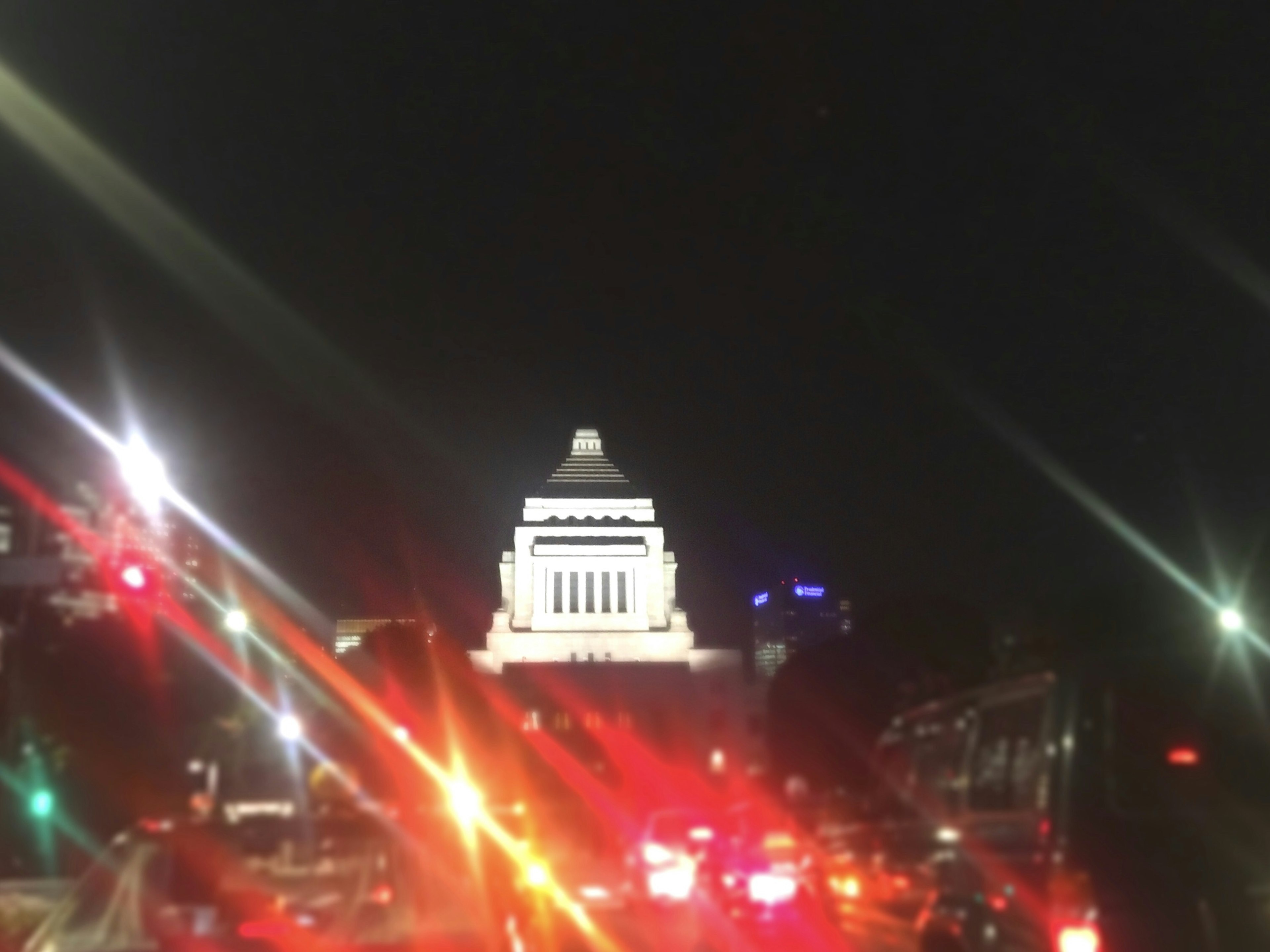 Edificio del Dieta Nacional iluminado de noche con luces de tráfico