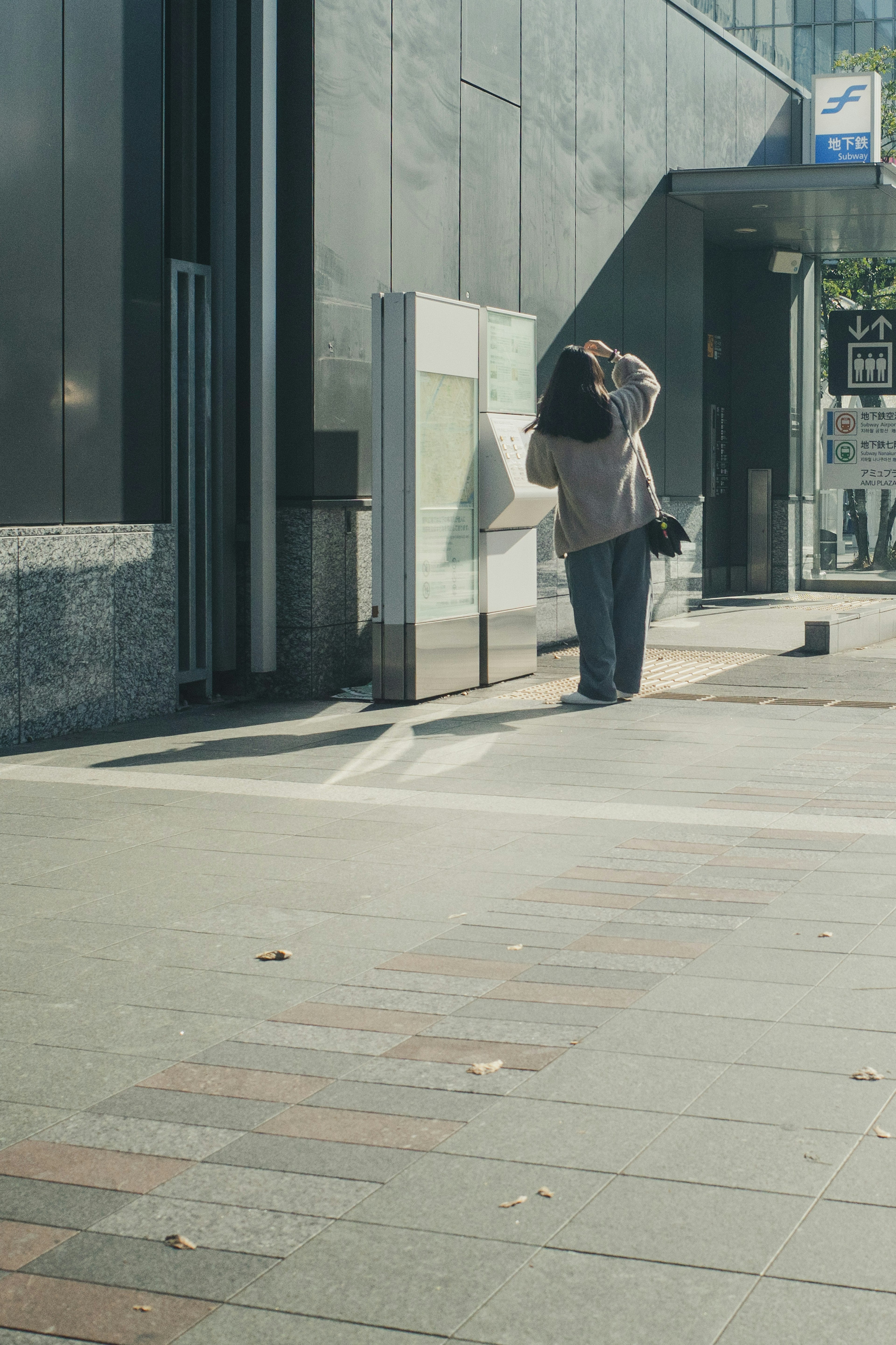 Une femme regardant une carte dans la rue