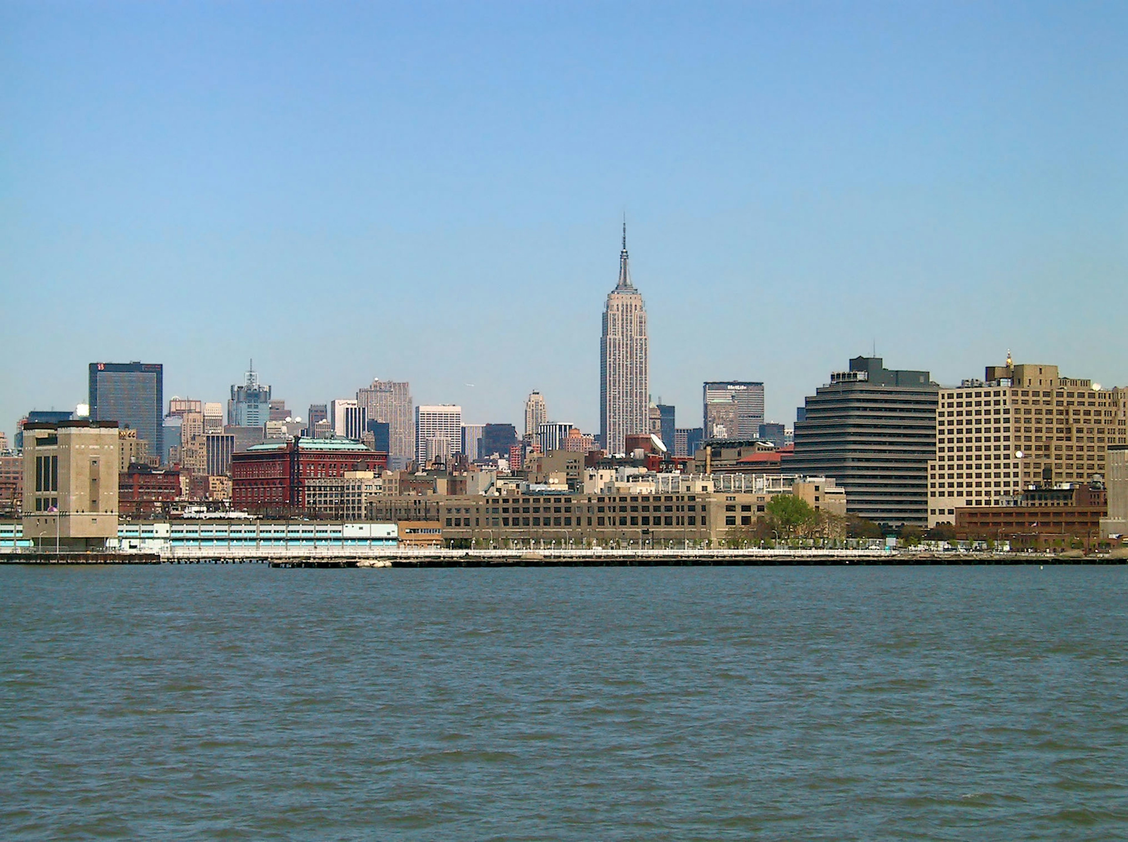 Garis langit Kota New York menampilkan Empire State Building