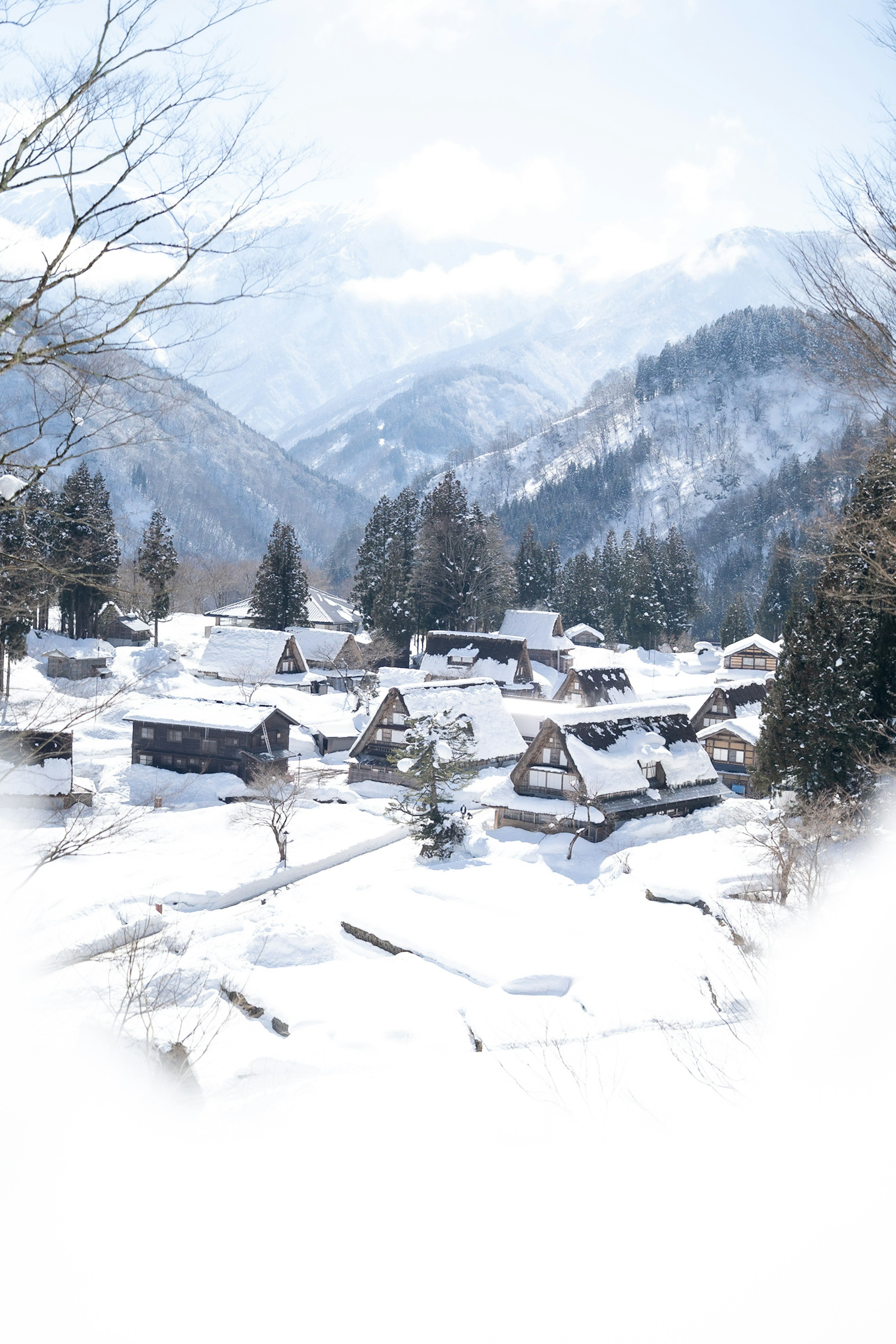 Paesaggio di un villaggio di montagna innevato con case tradizionali e foresta