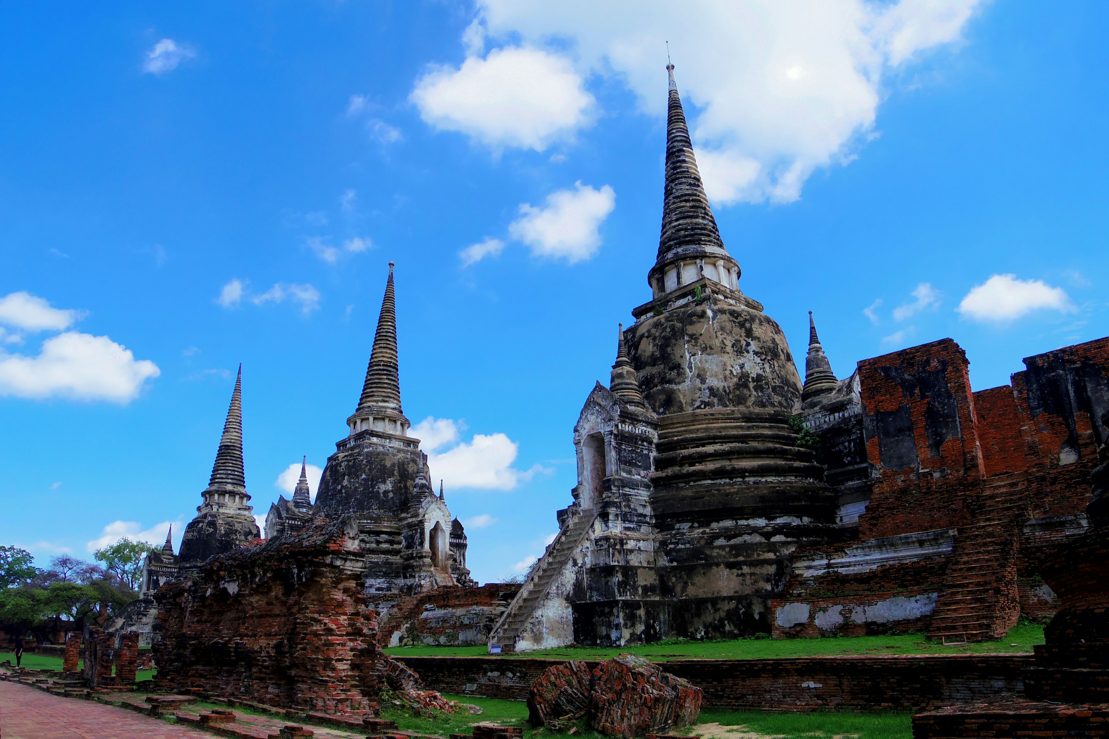 Reruntuhan kuil kuno Ayutthaya dengan langit biru