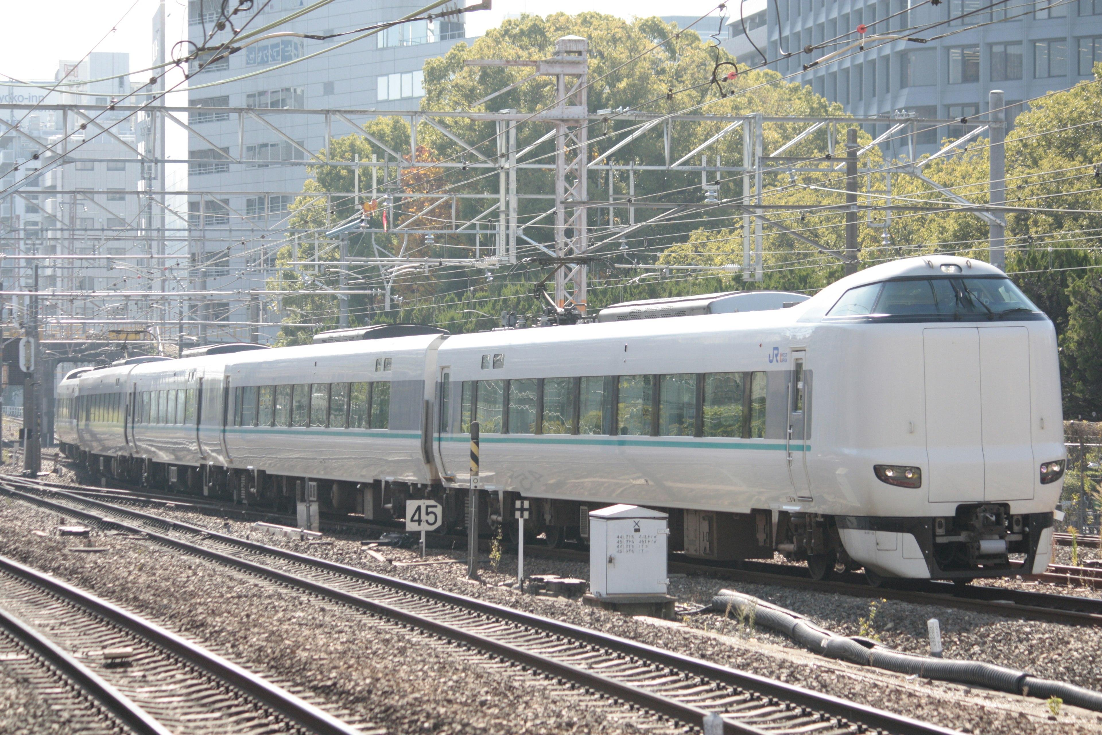 Shinkansen che viaggia attraverso un paesaggio urbano