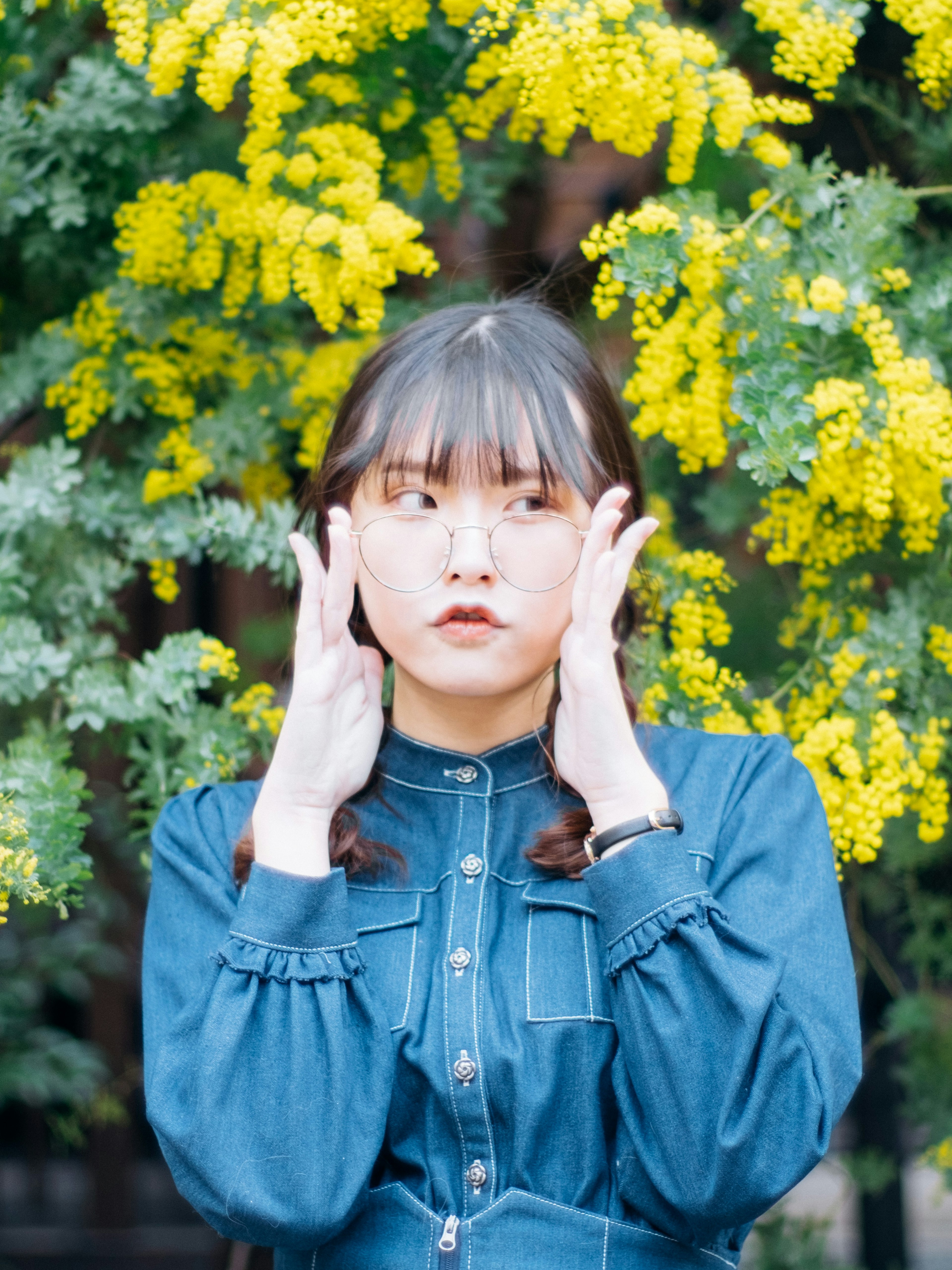 花に囲まれた女性のポートレート