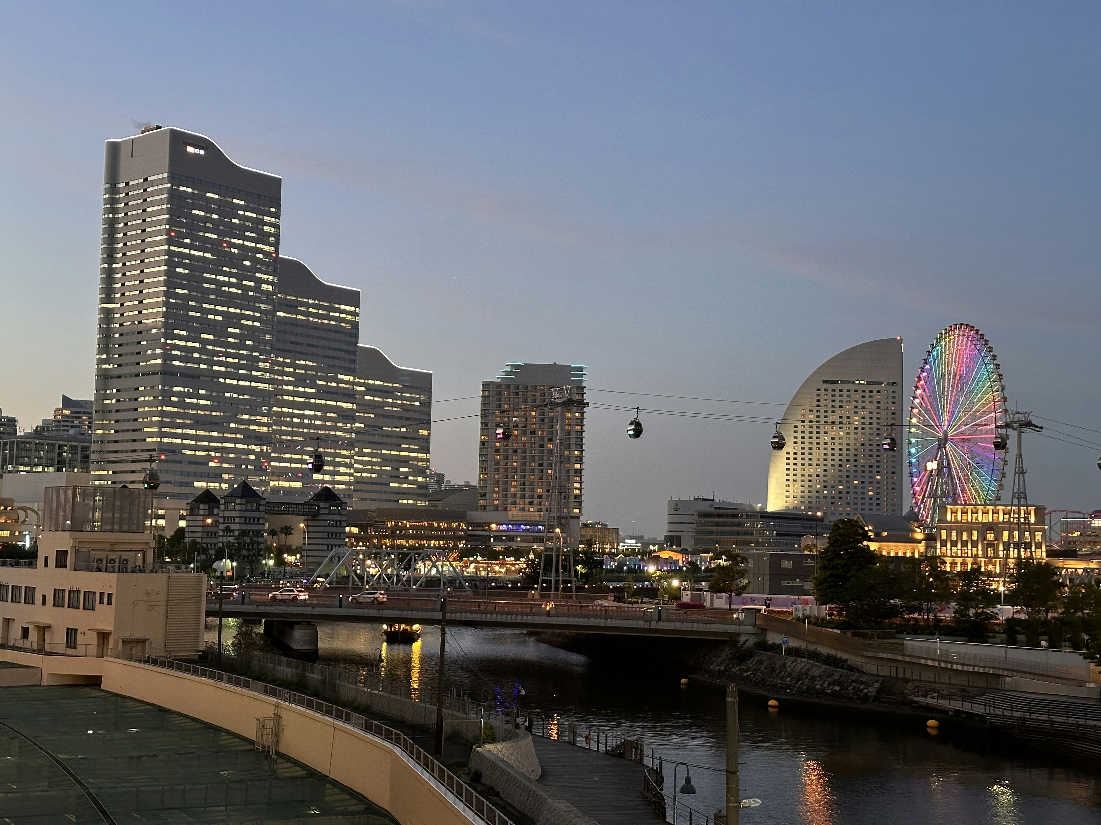 Horizonte de Yokohama con rascacielos y una noria colorida