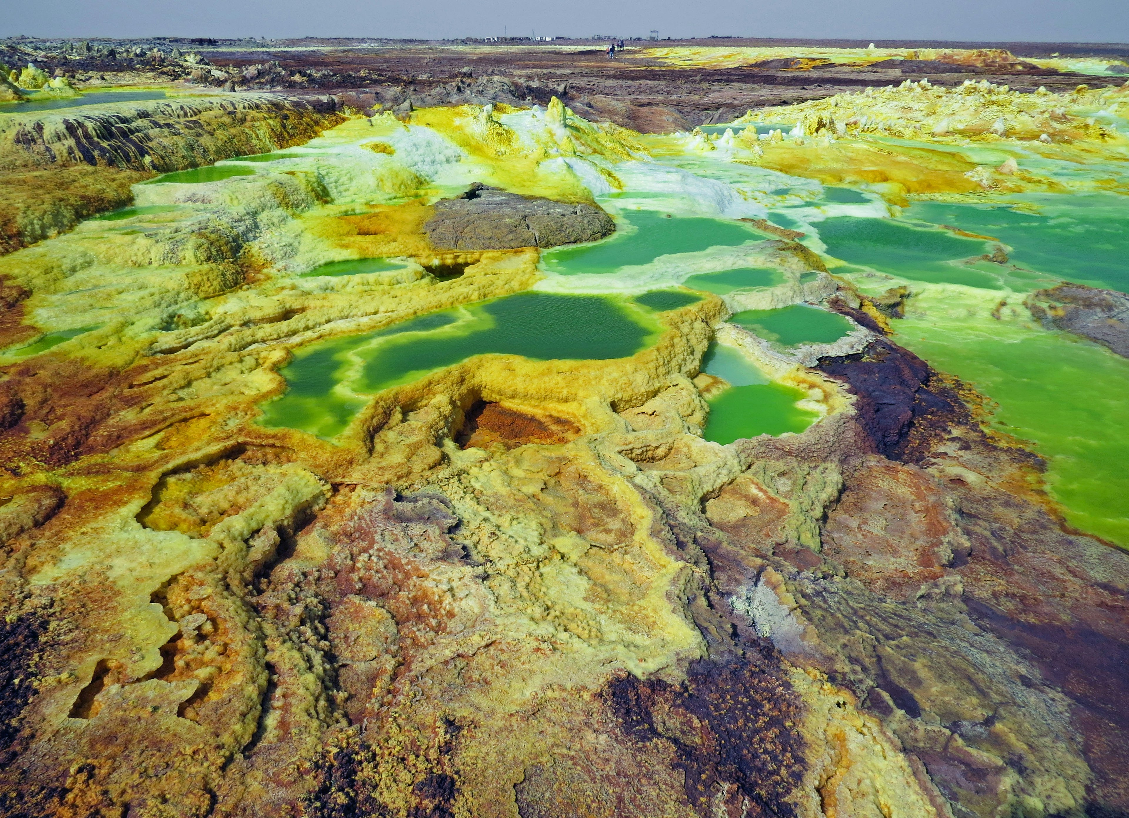 Endapan mineral yang berwarna-warni dan mata air panas dalam lanskap unik