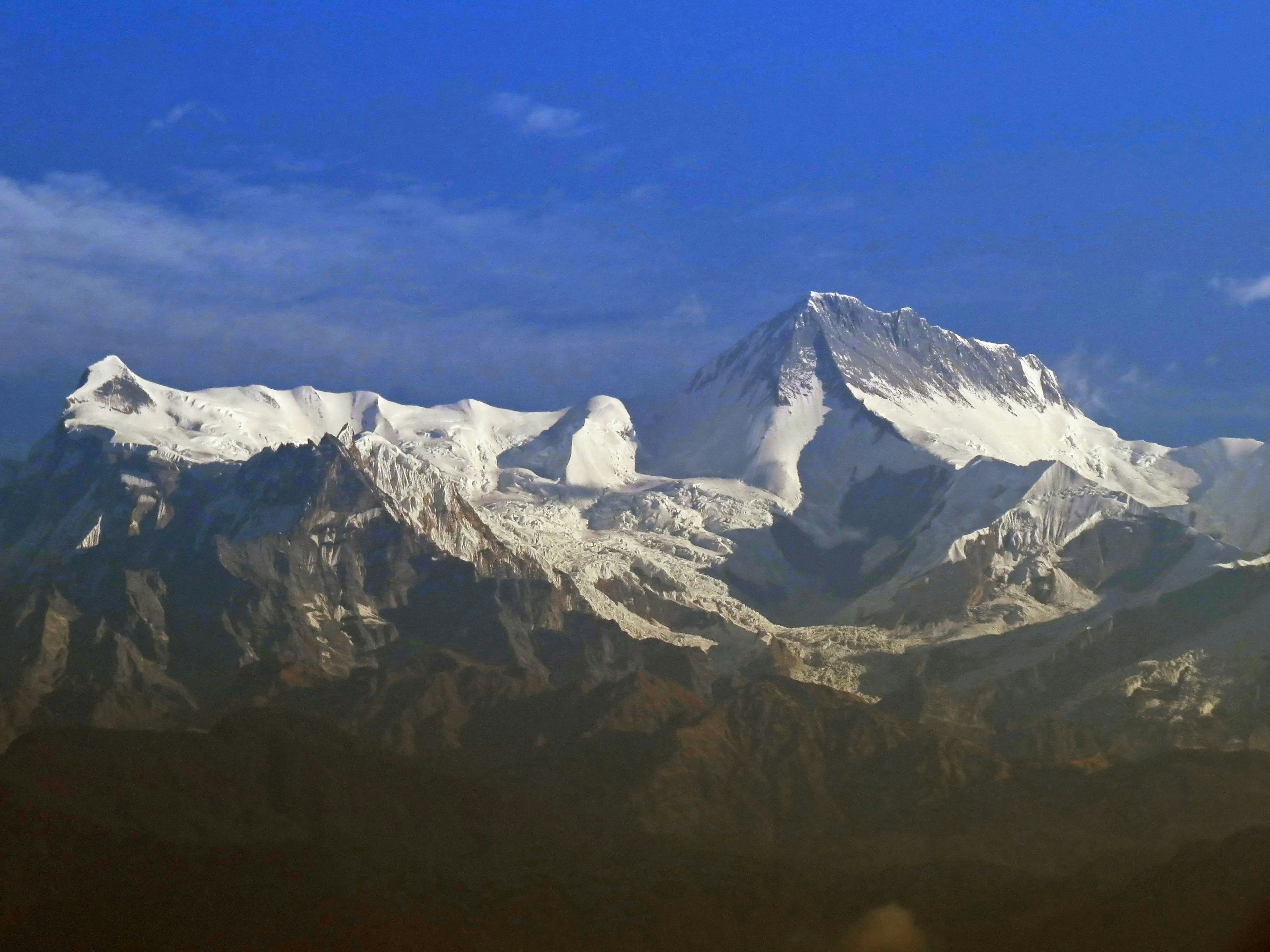 Vue magnifique de montagnes enneigées sous un ciel bleu