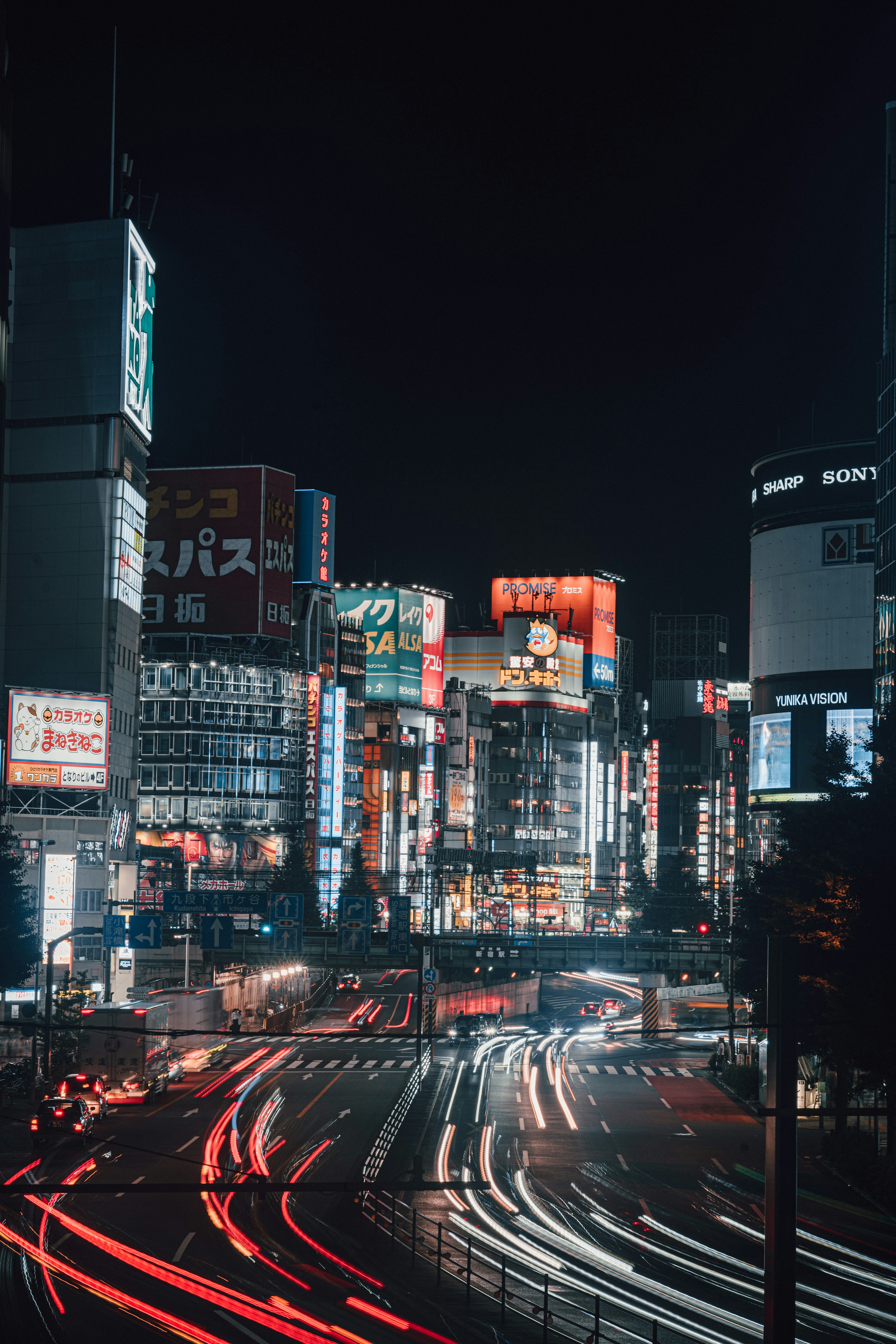 Pemandangan kota Shibuya yang cerah di malam hari dengan bangunan yang diterangi