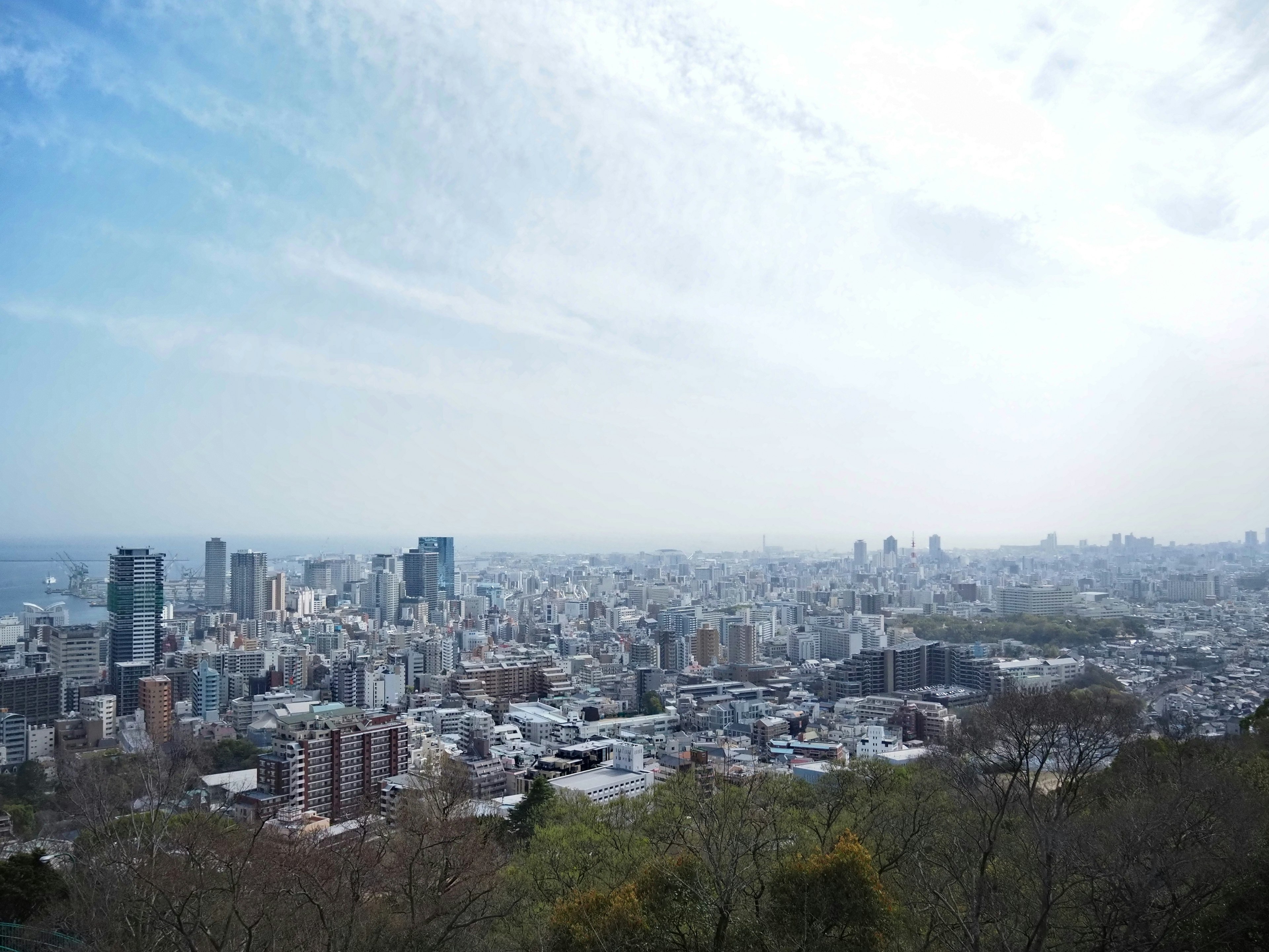 Vista panorámica de un horizonte urbano con cielo azul y nubes