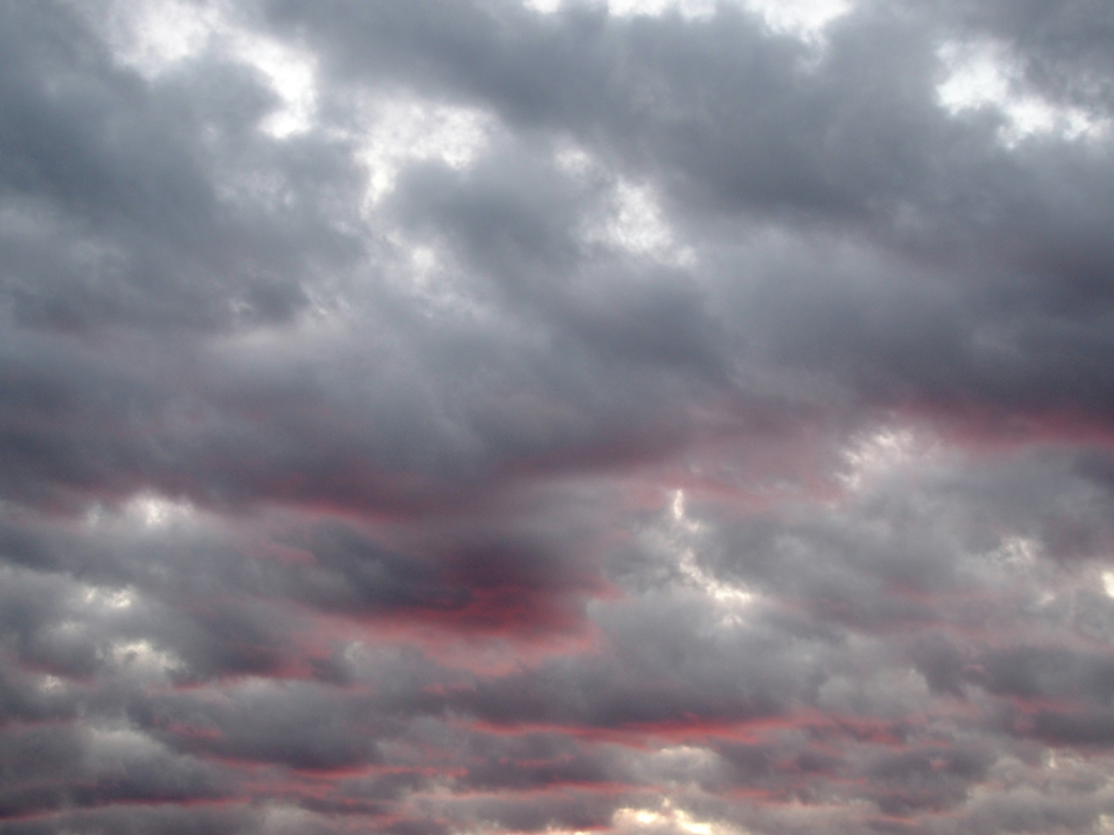 Cielo nuvoloso con sfumature rosa