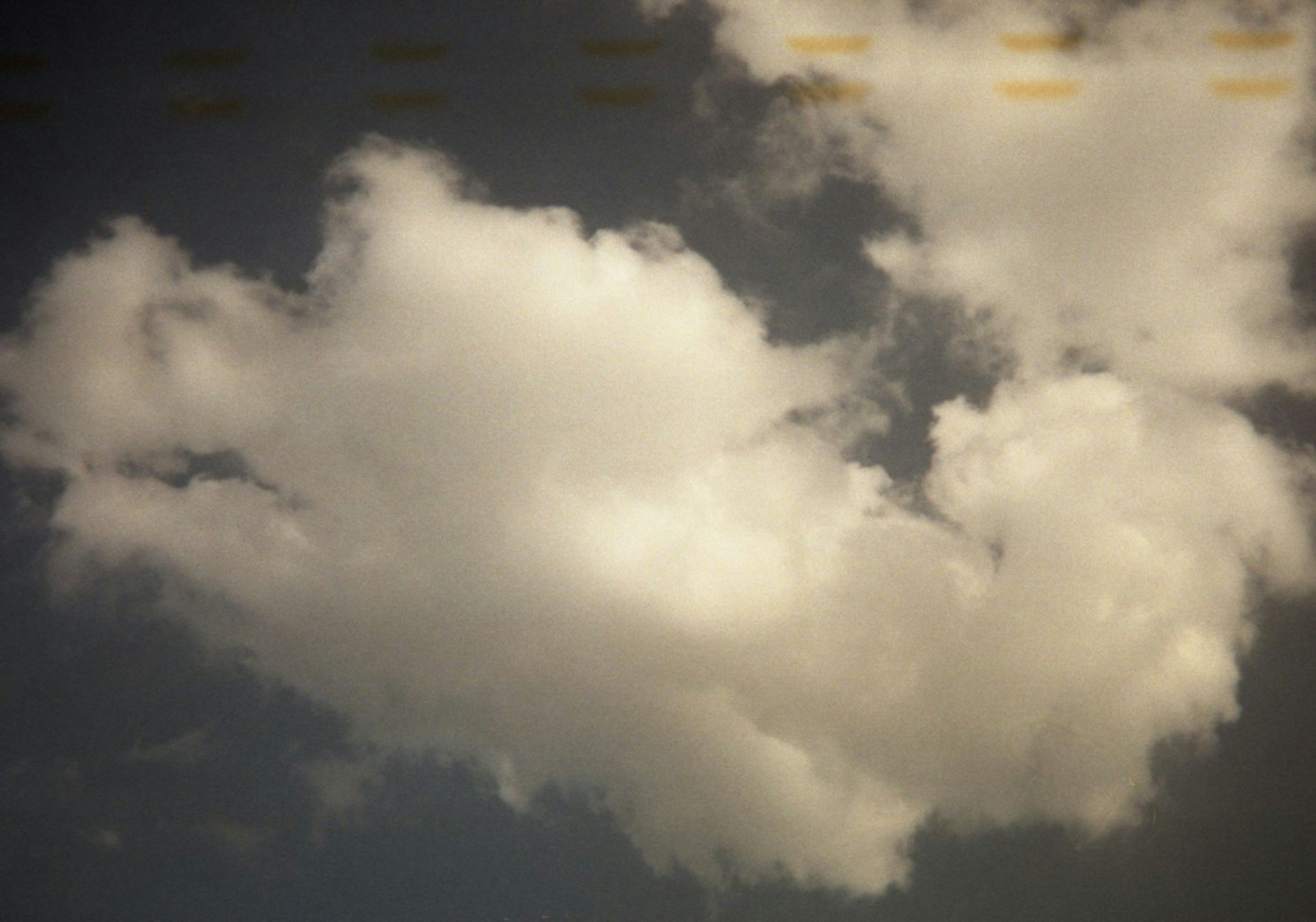 Foto von Wolken am Himmel helle weiße Wolken vor dunklem Hintergrund