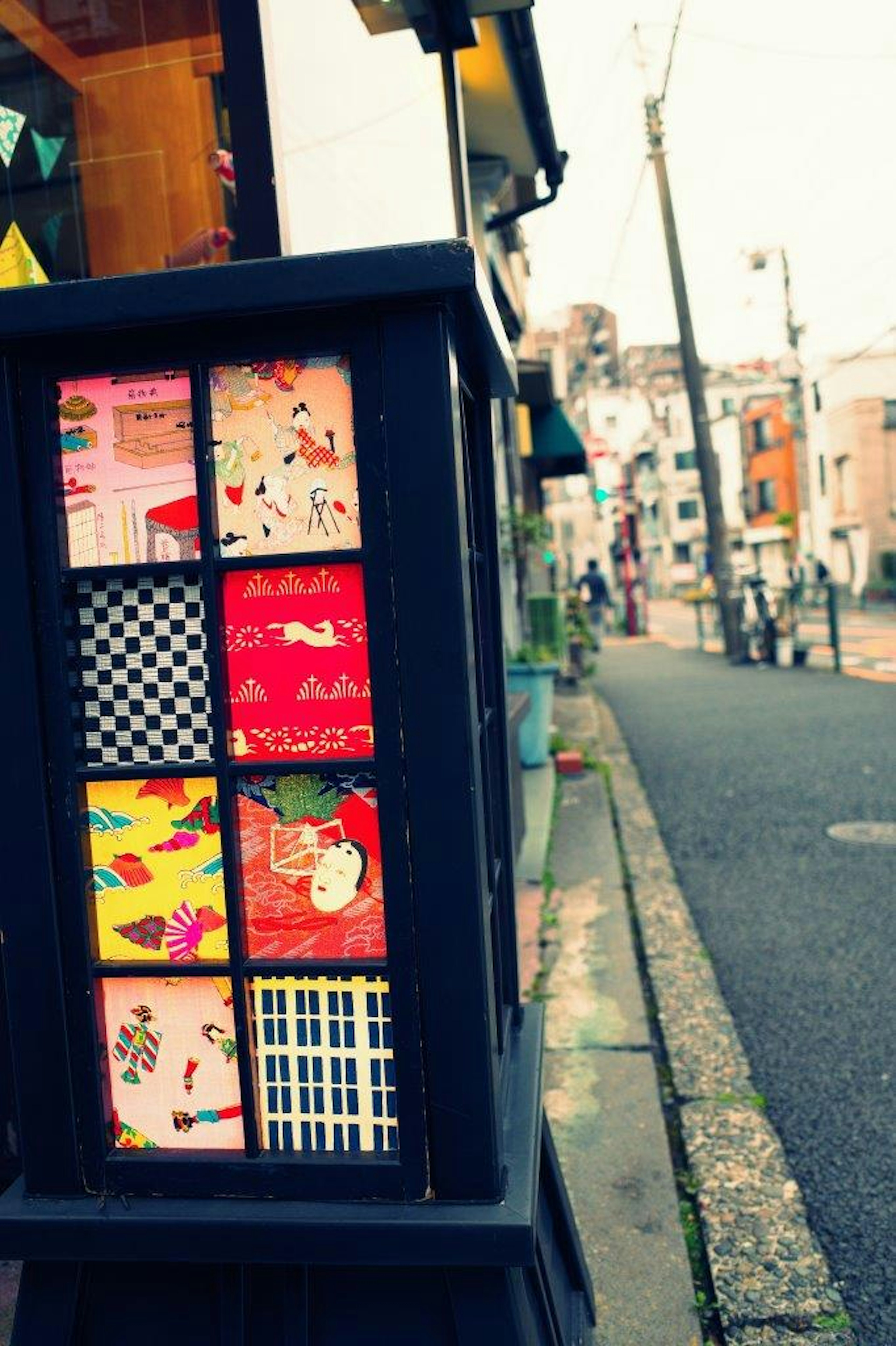 Panneau coloré avec des motifs dans un cadre urbain