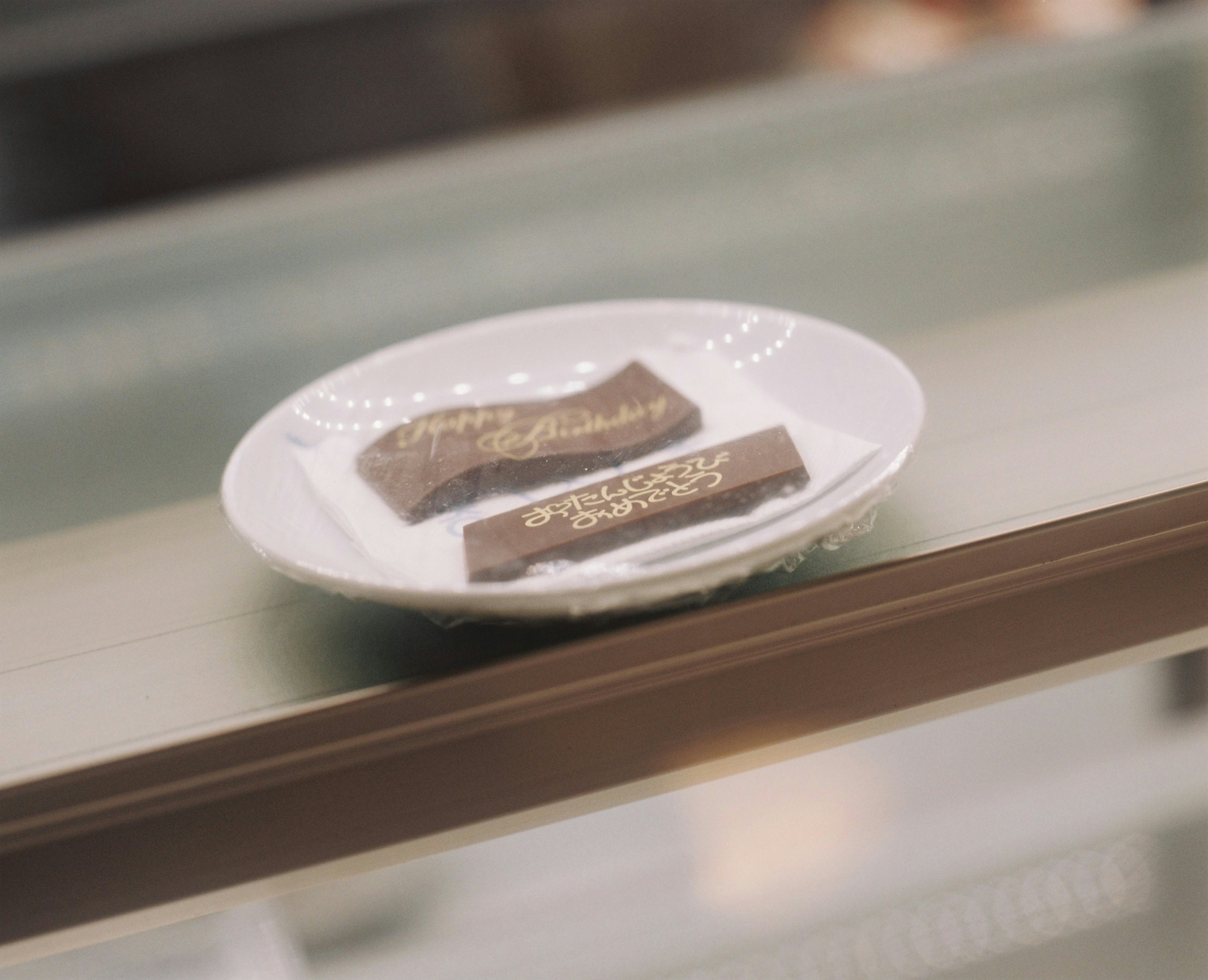 Image de barres de chocolat disposées sur une assiette blanche