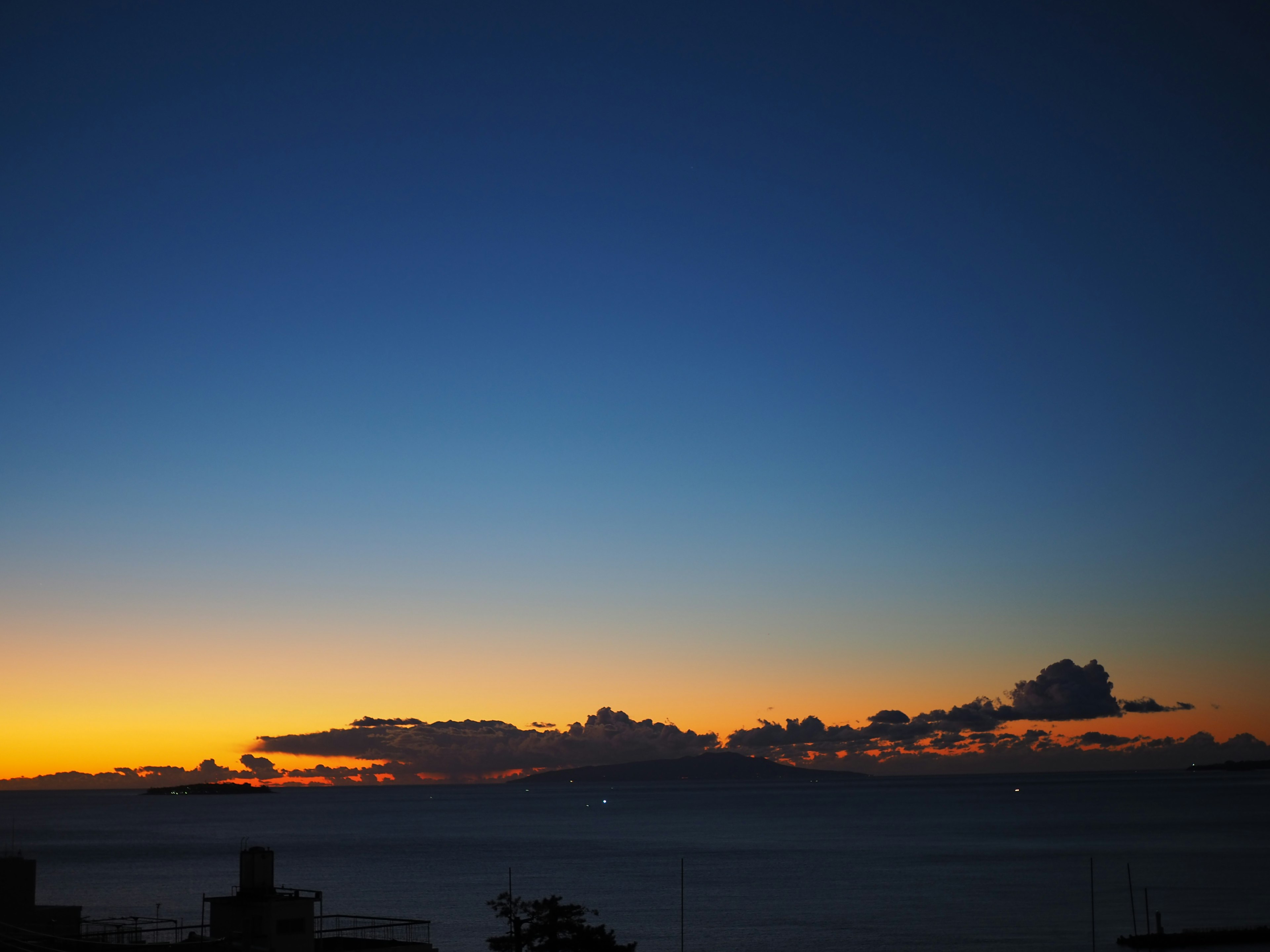 美麗的日落天空在海洋上