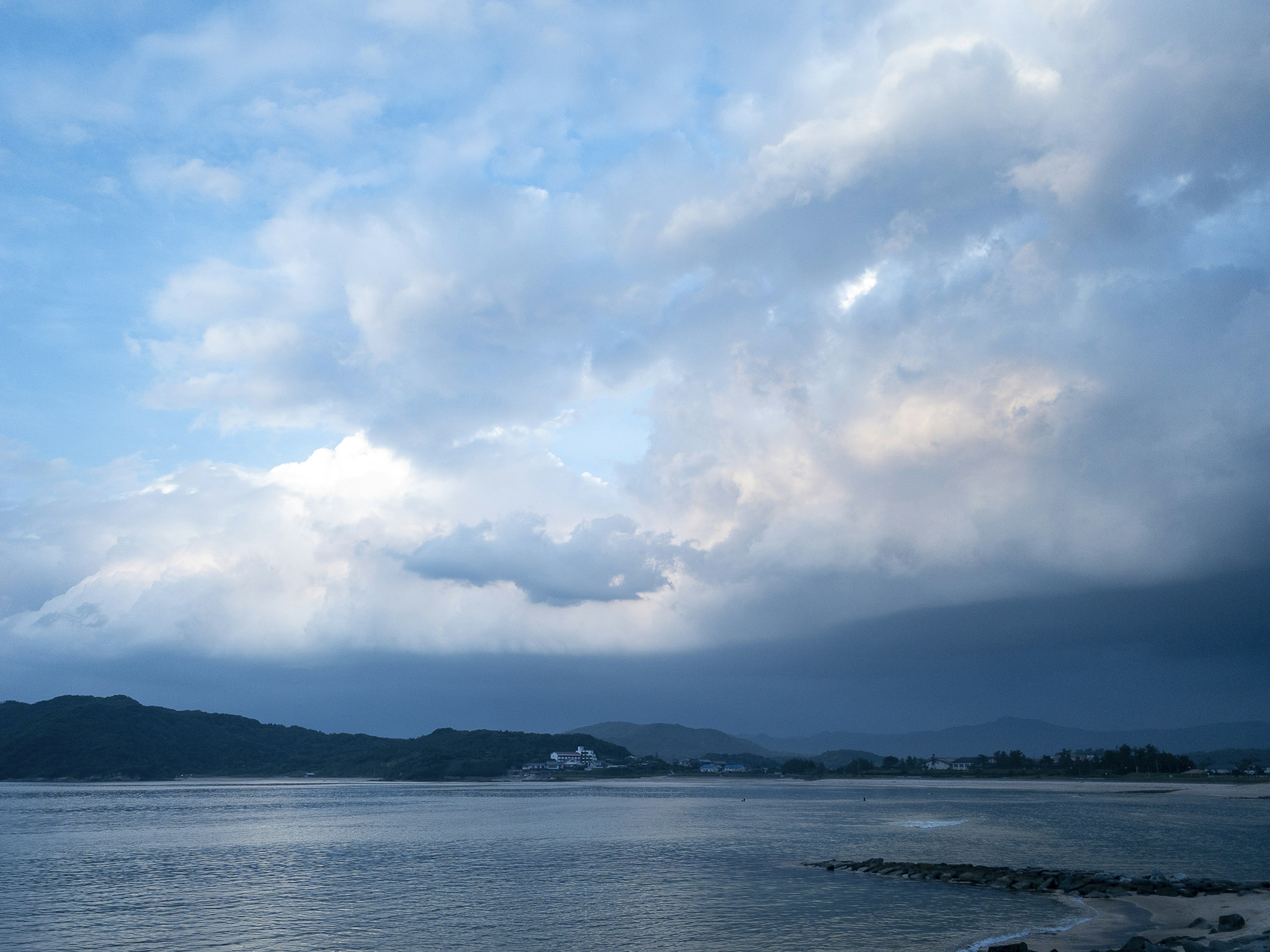 青い空と雲が広がる海の風景