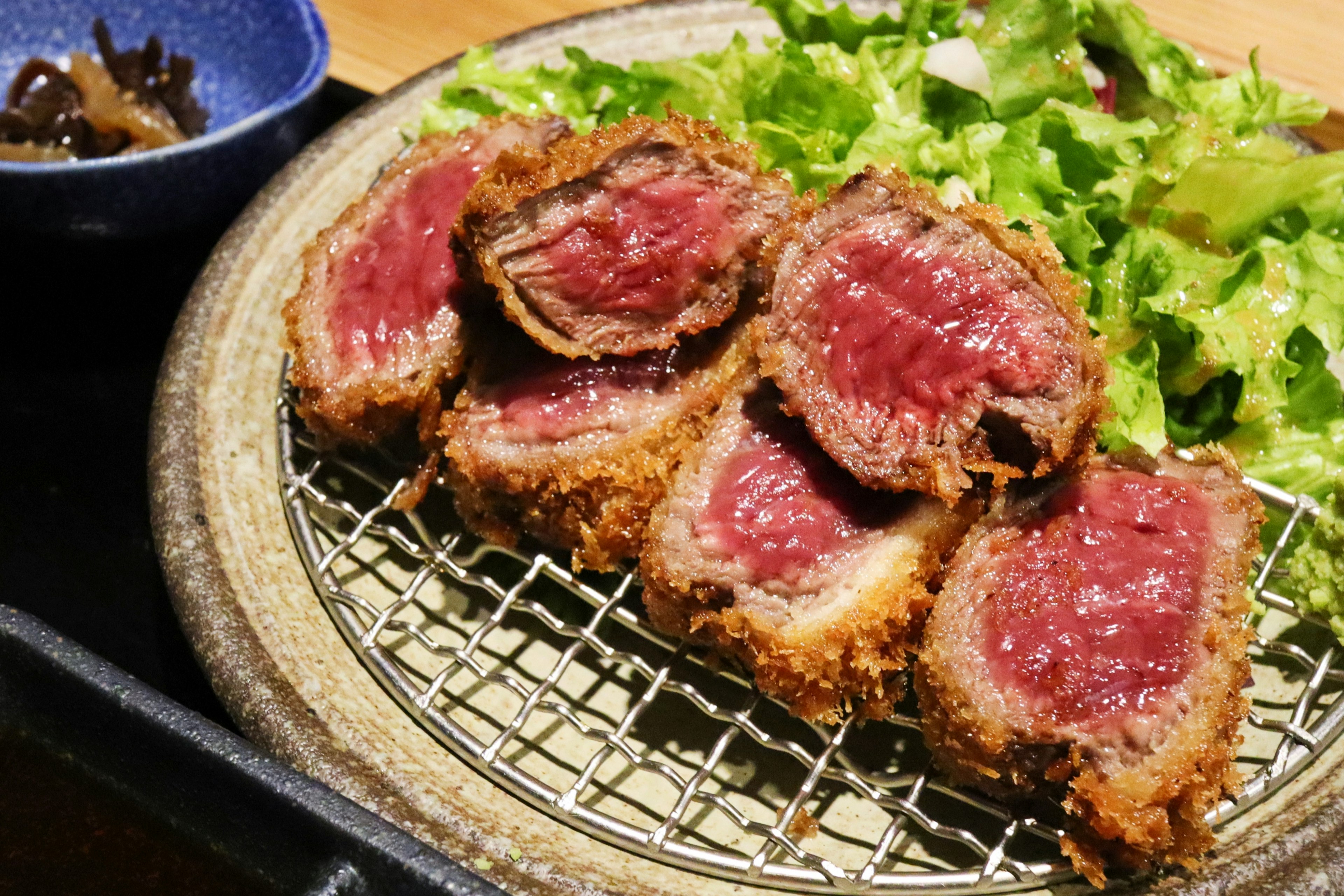 Chuleta jugosa con carne de res rosada y ensalada fresca