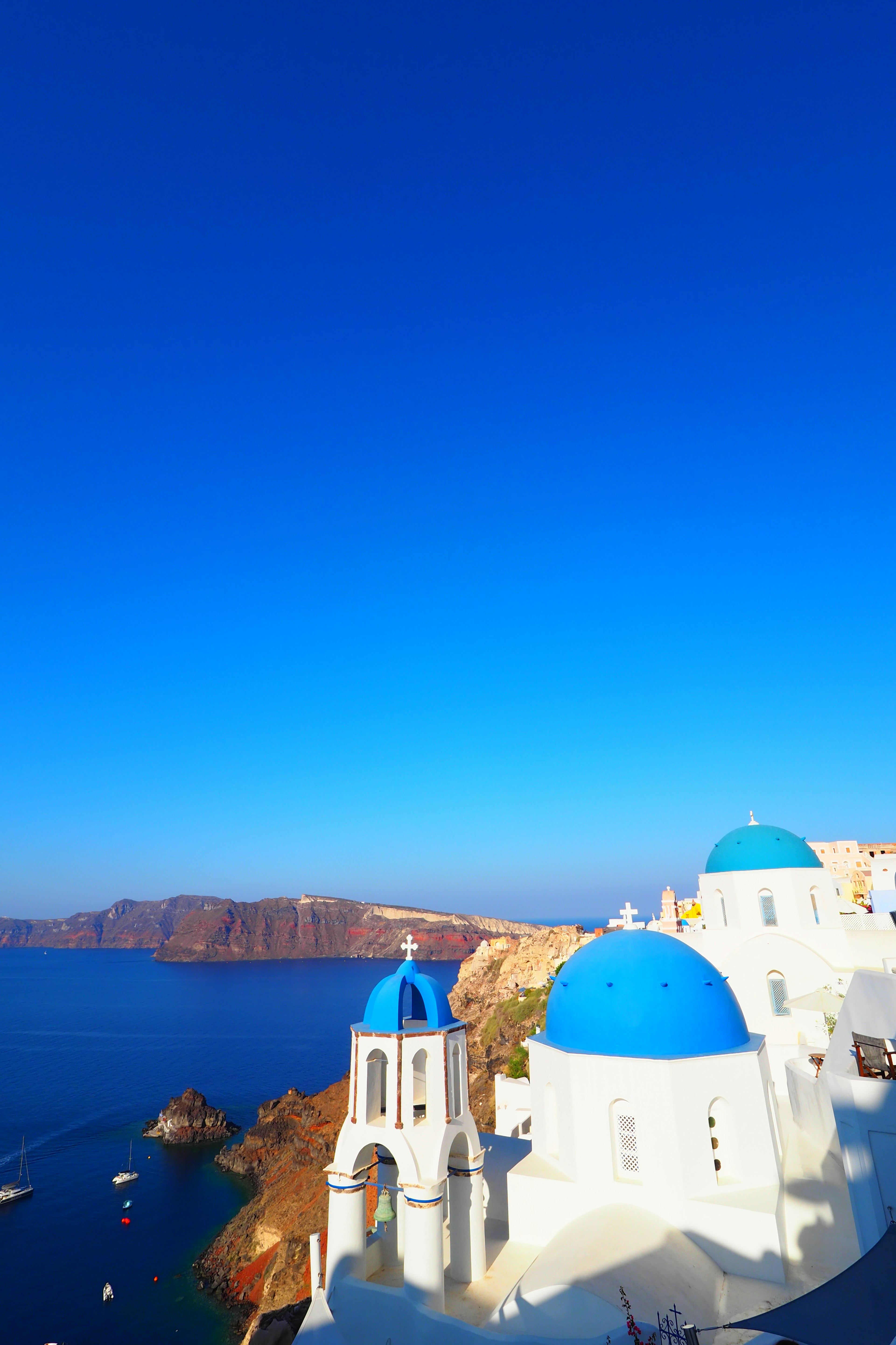 Santorin mit blauen Kuppelkirchen und atemberaubendem Meerblick