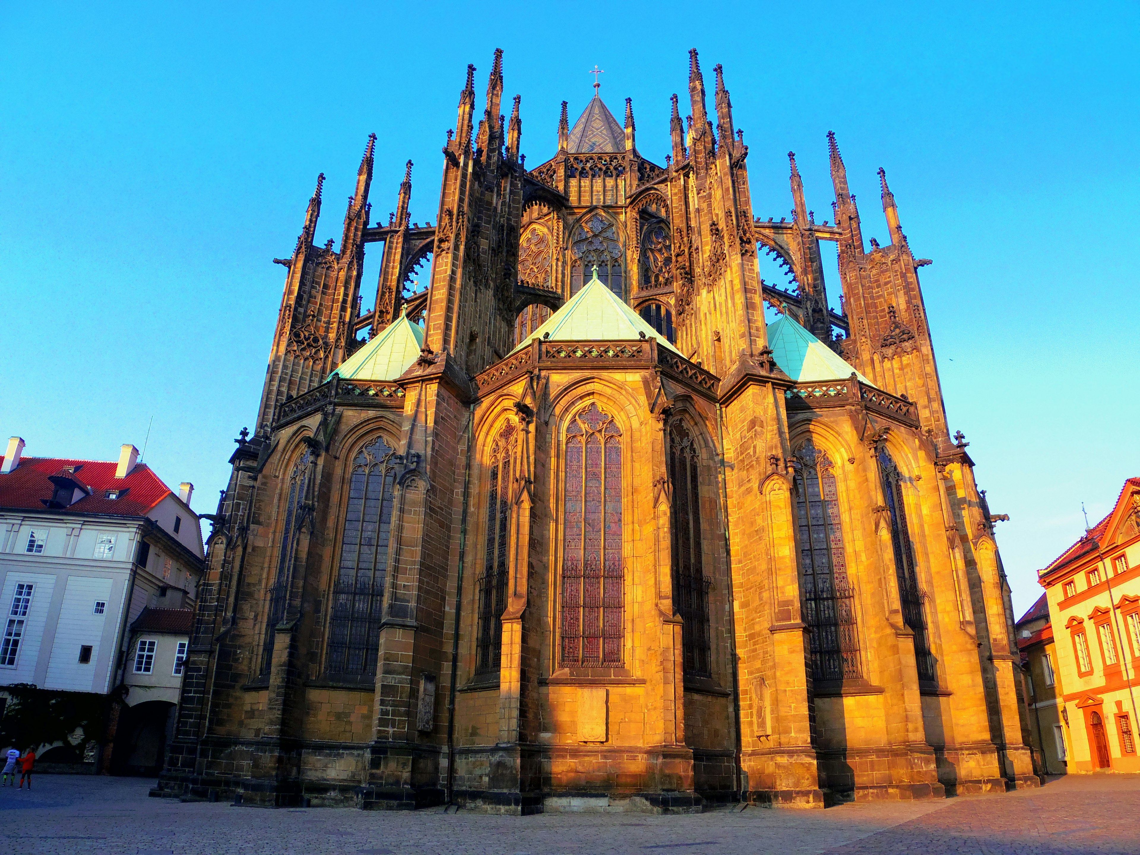 Nhà thờ St. Vitus ở Prague ngoại thất hùng vĩ được chiếu sáng bởi ánh sáng hoàng hôn kiến trúc Gothic